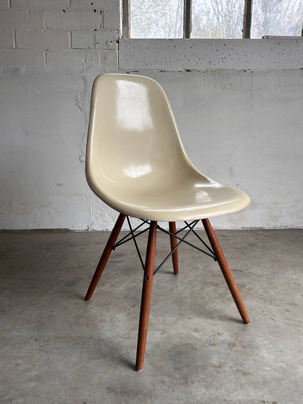 Set of 10 fibreglass & walnut DSW chairs, Charles & Ray Eames, Herman Miller, 60s-70s