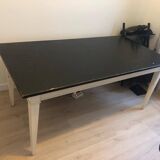 Extendable solid wood dining table