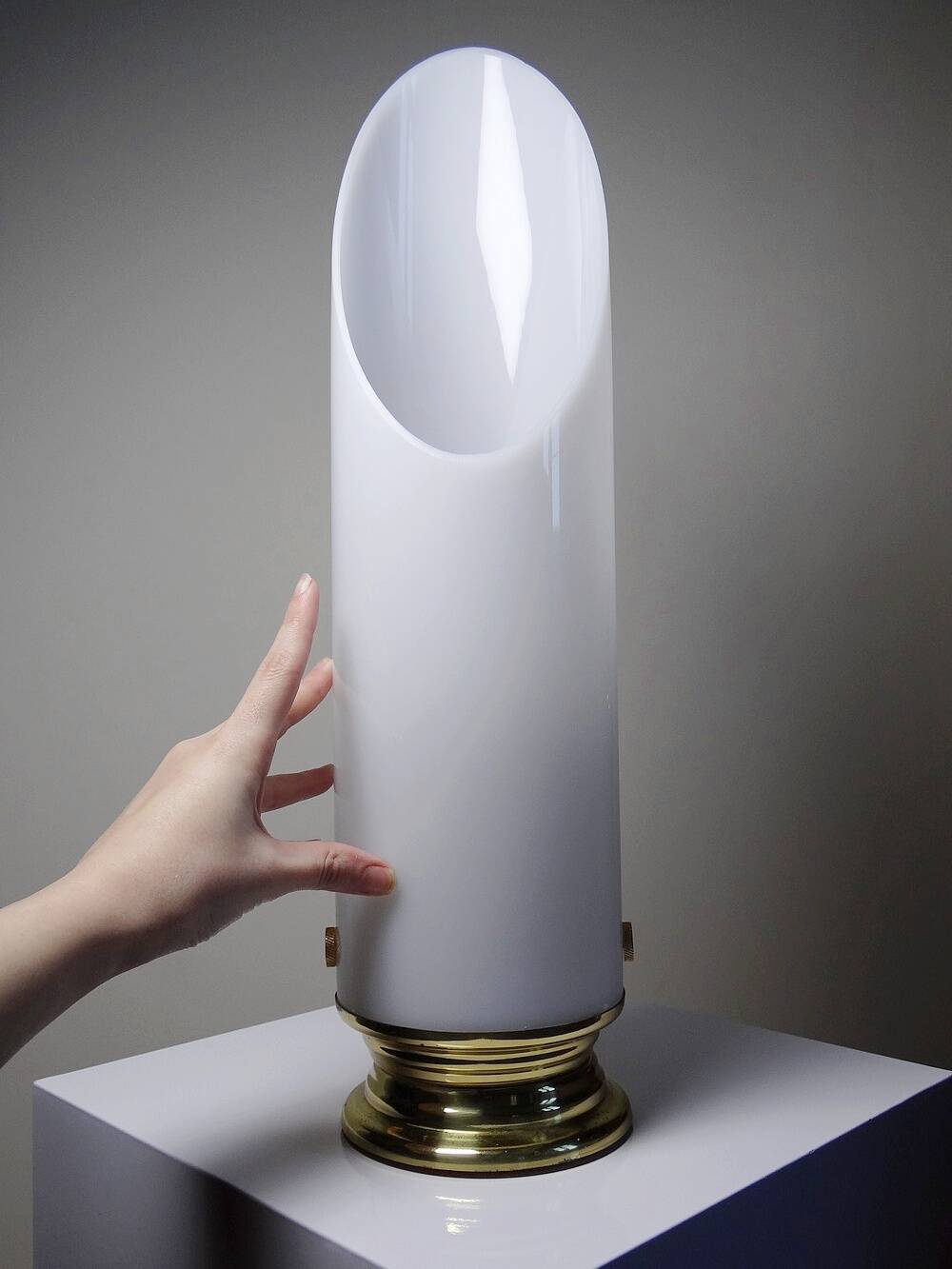 Grande lampe vintage années 50-60 tube plexiglas opalescent support métal doré