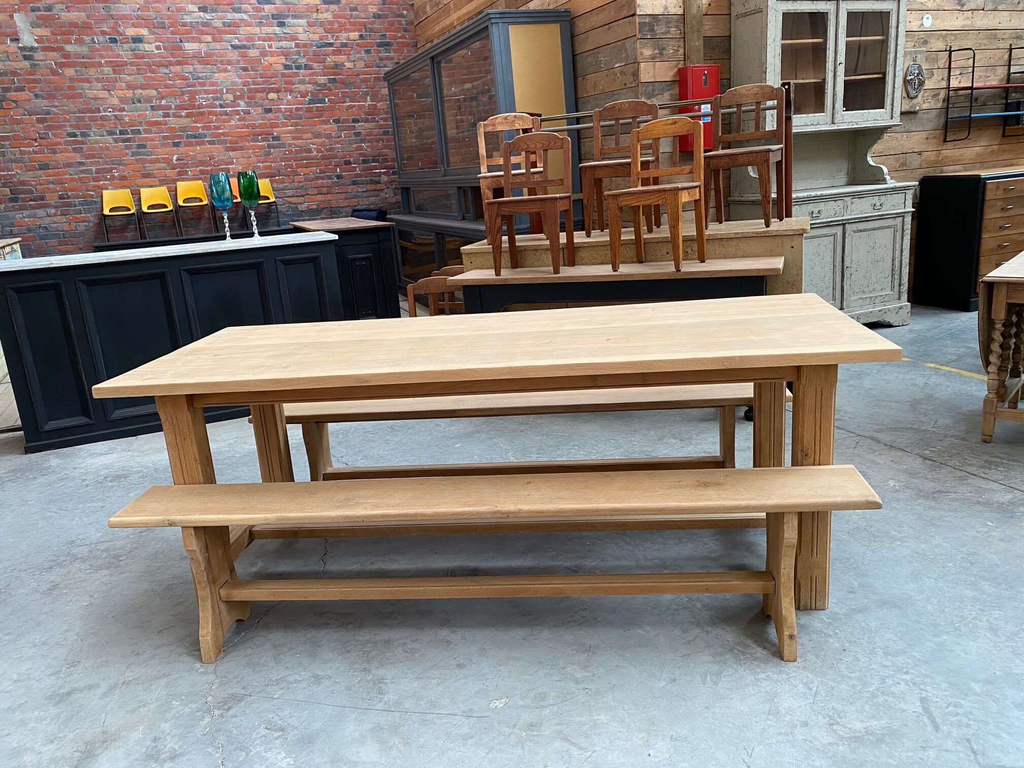 Oak farmhouse table and its 2 benches