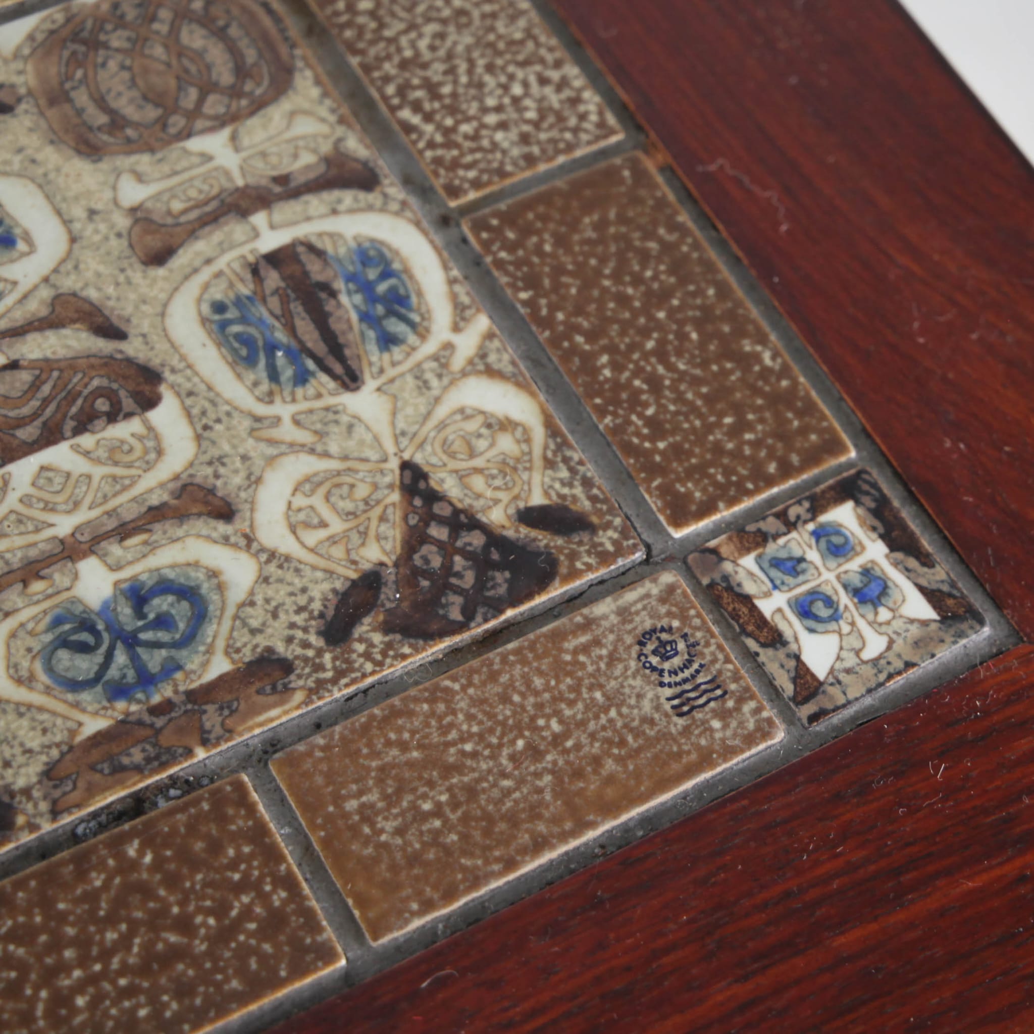 Set of coffee tables in rosewood and ceramic.