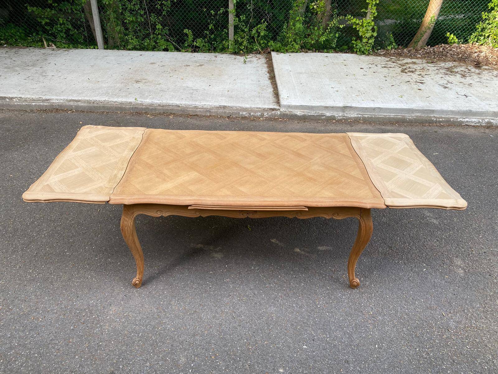 Table à manger extensible Louis XV bois massif chêne et marqueterie 250cm