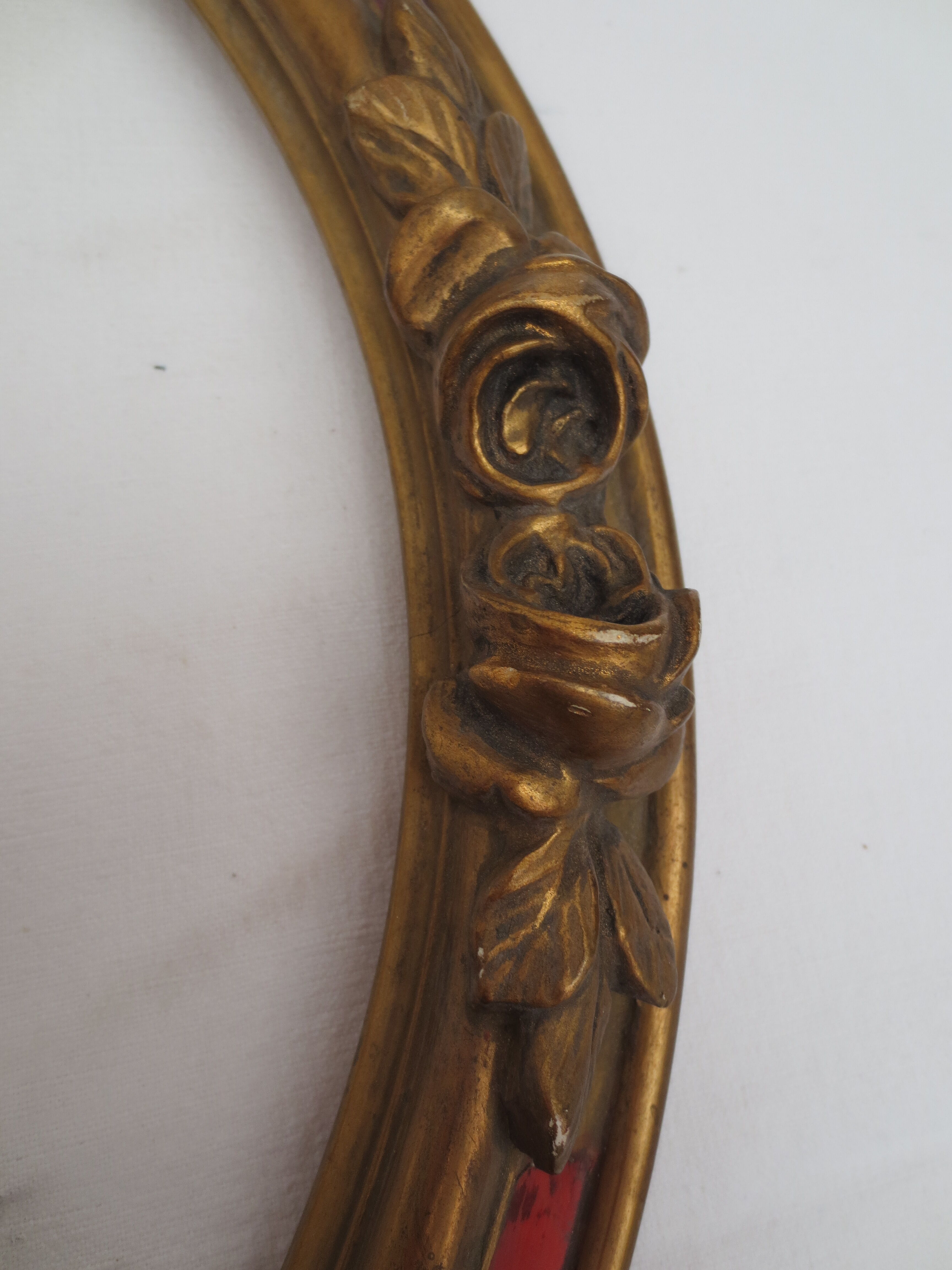Old oval wooden frame, featuring 8 stucco roses