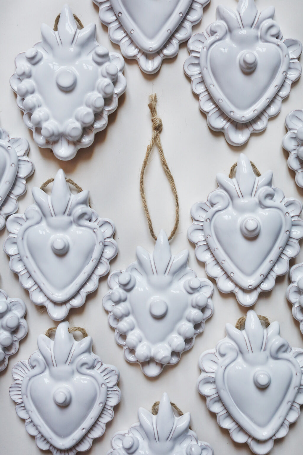 Decorative heart in white ceramic "ribbon"