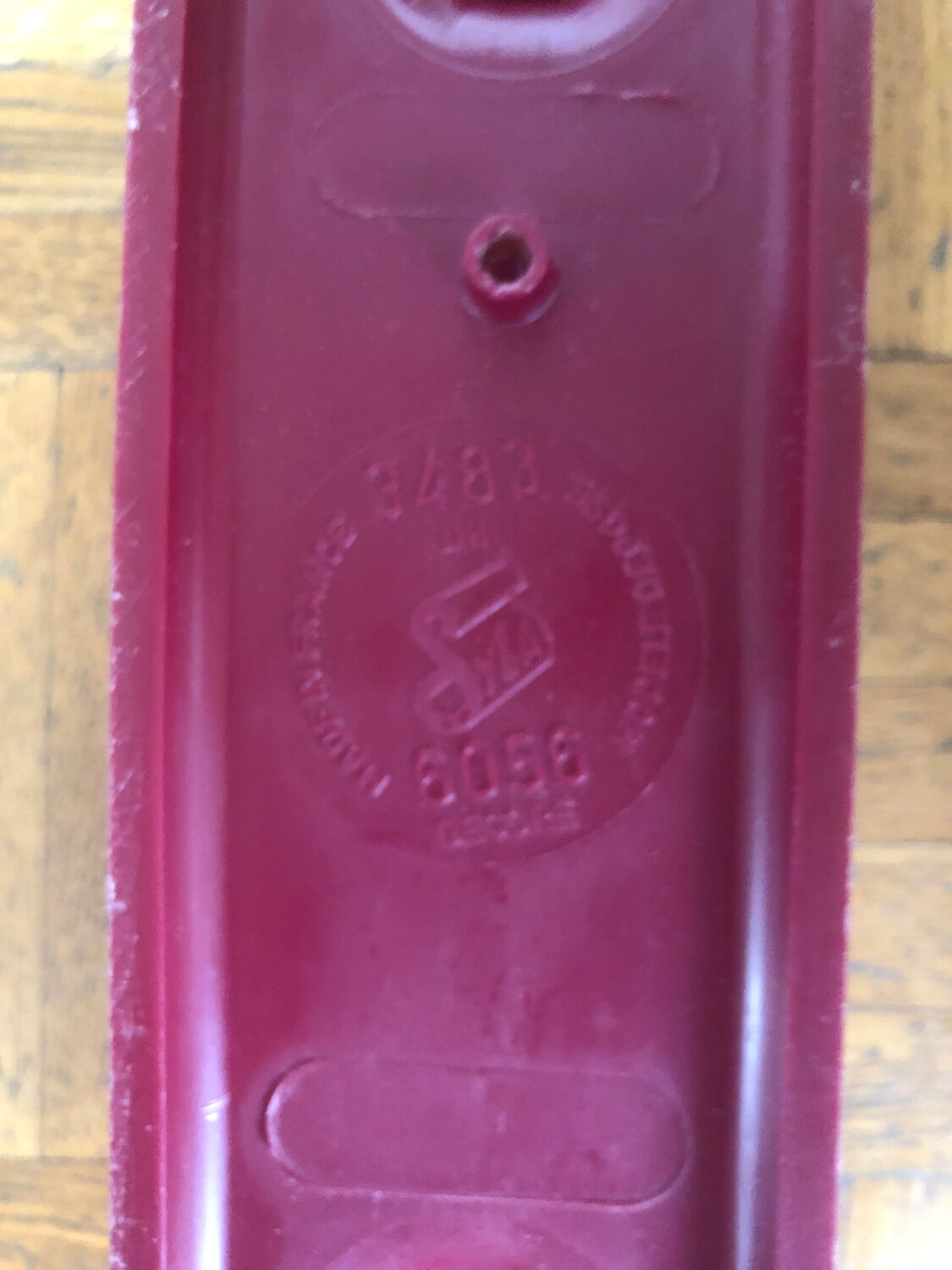 Syla 70 burgundy plastic coat rack