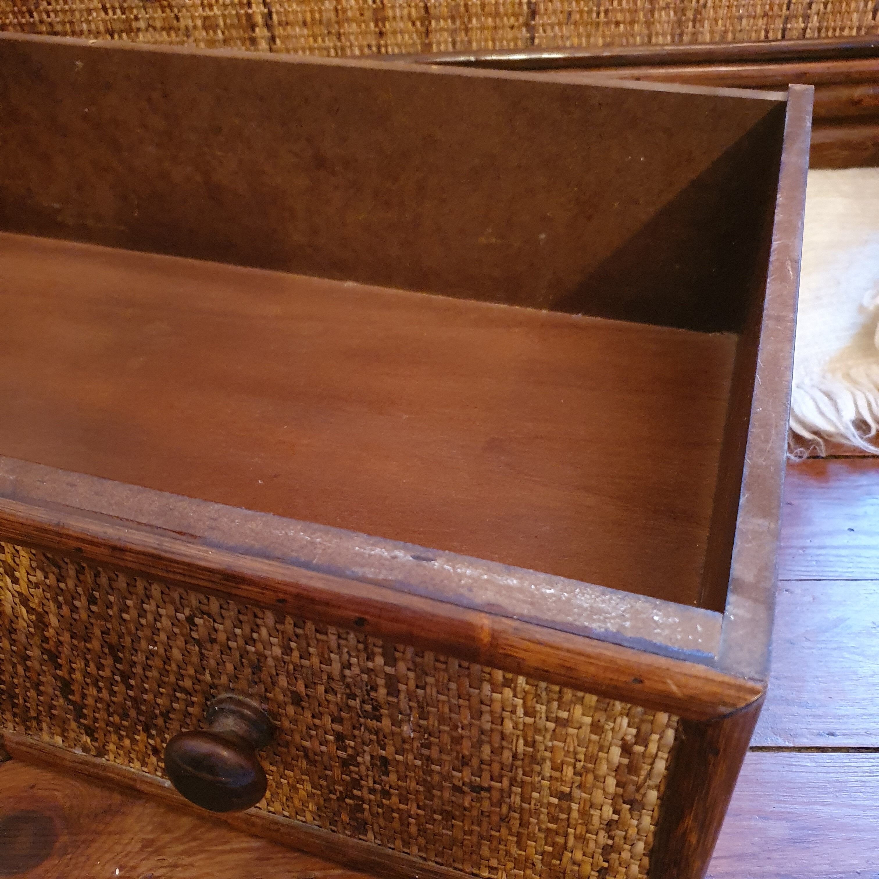 Commodity in rattan 5 drawers