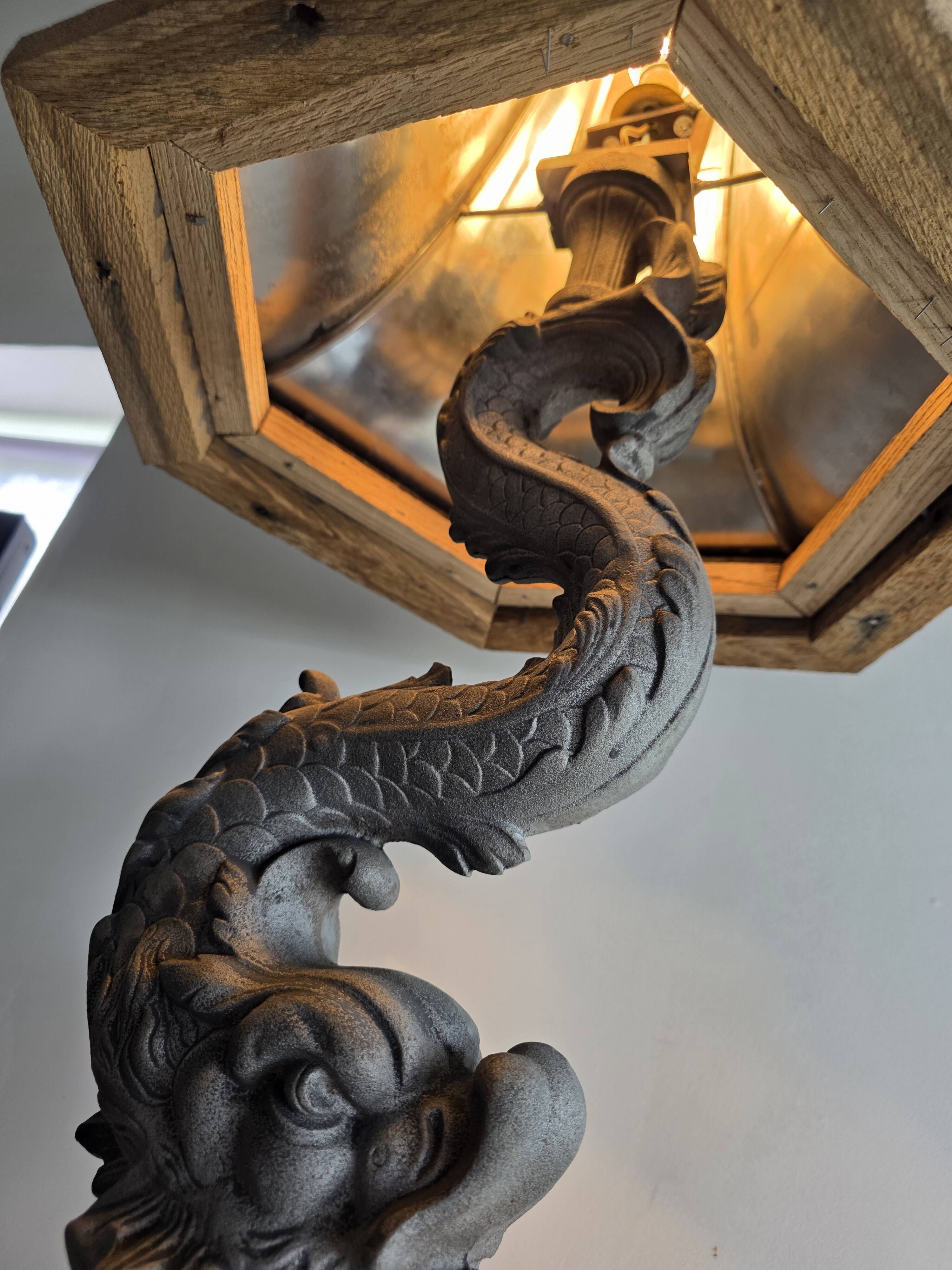 Monumental lamp with a dolphin in cast iron and lead scales - 110cm