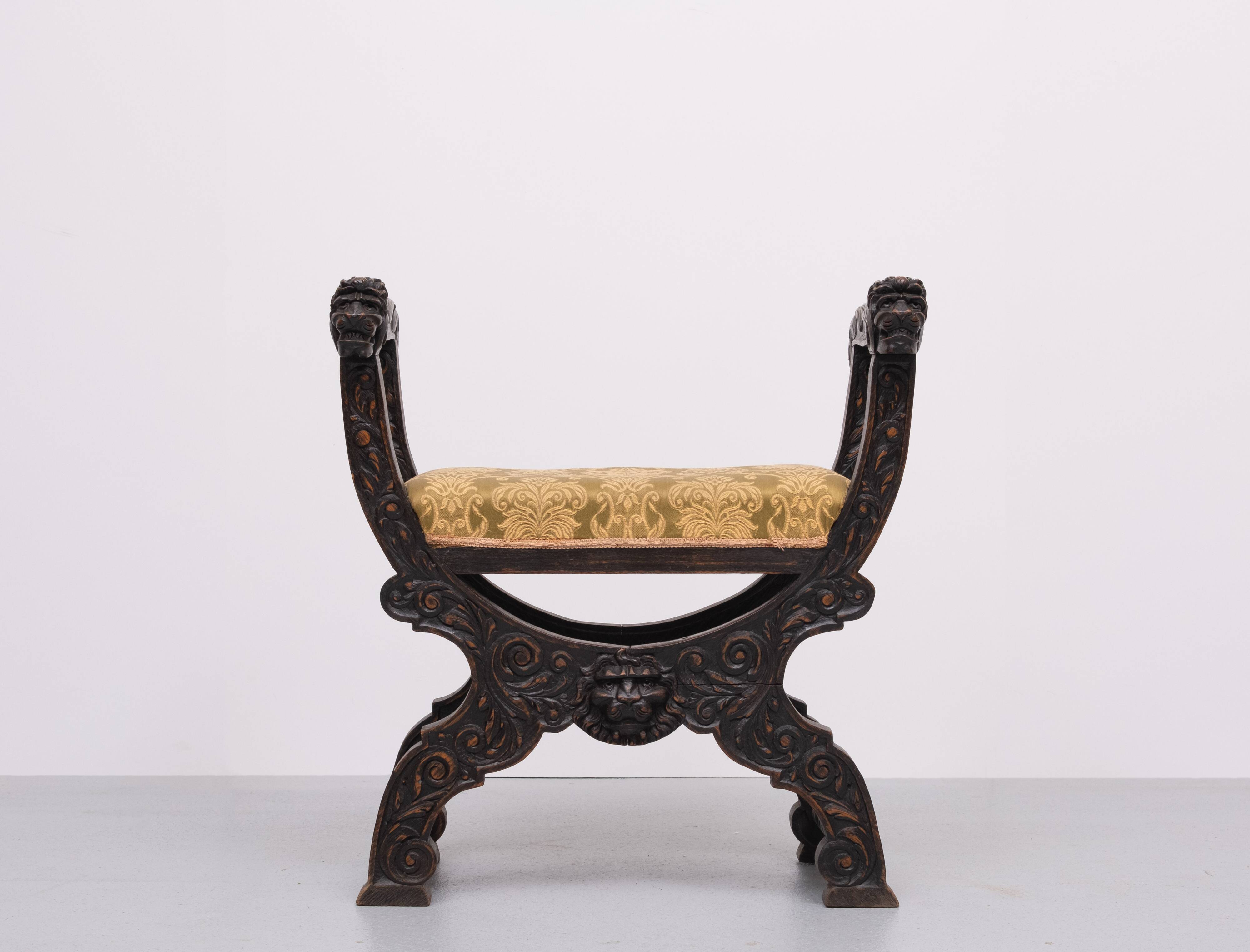 Tabouret victorien antique à décor de lions sculpté à la main, Hollande