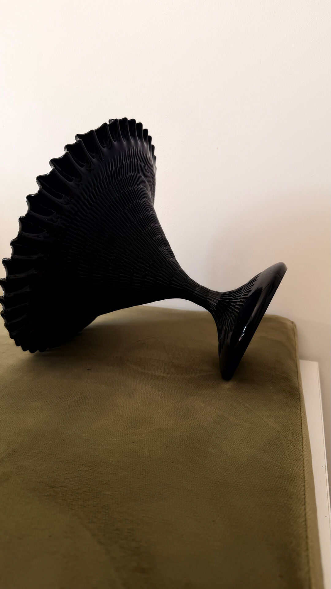Coupe sur pied en verre opalin noir