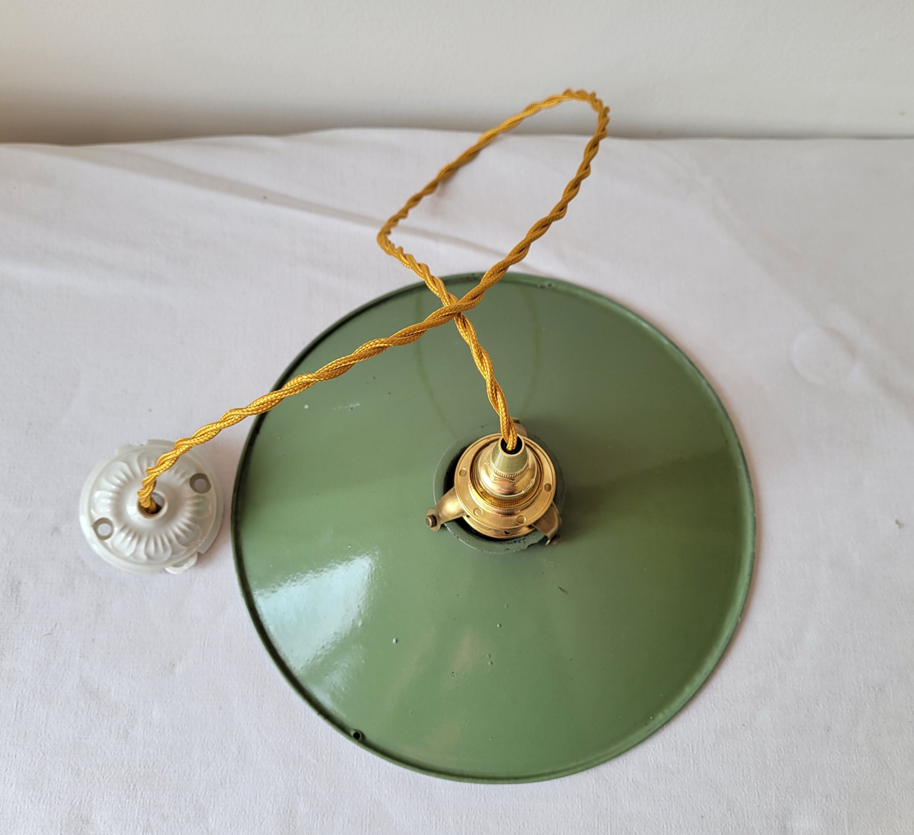 Workshop suspension in enamelled sheet metal