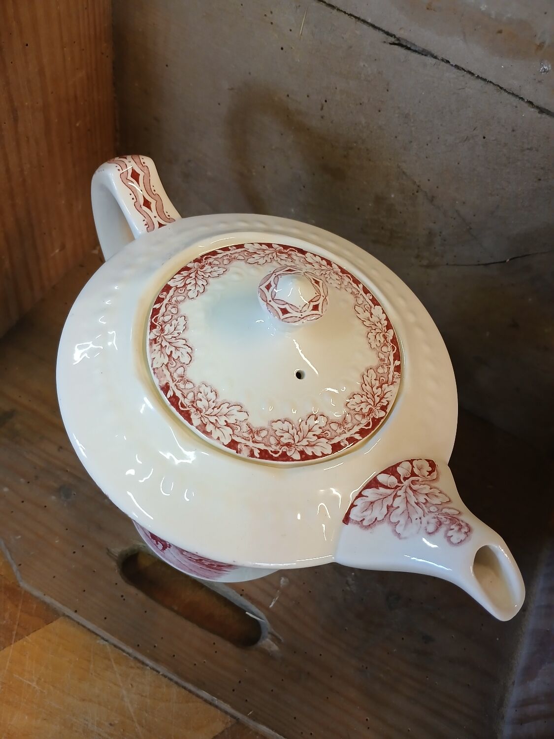 Antique coffee pot in Maastricht faience.