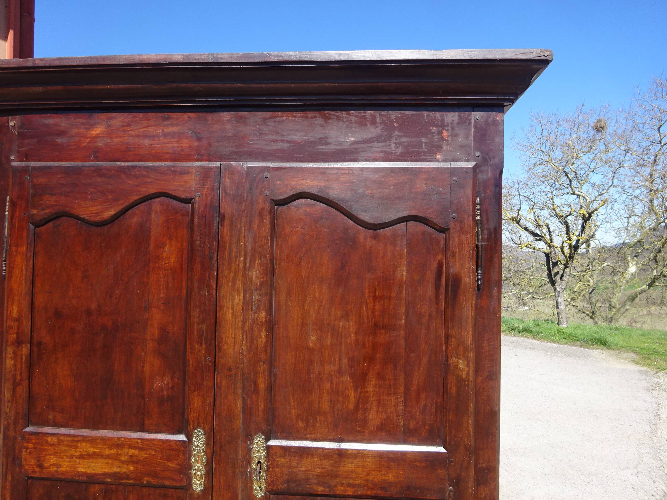 Armoire Louis Philippe en noyer massif