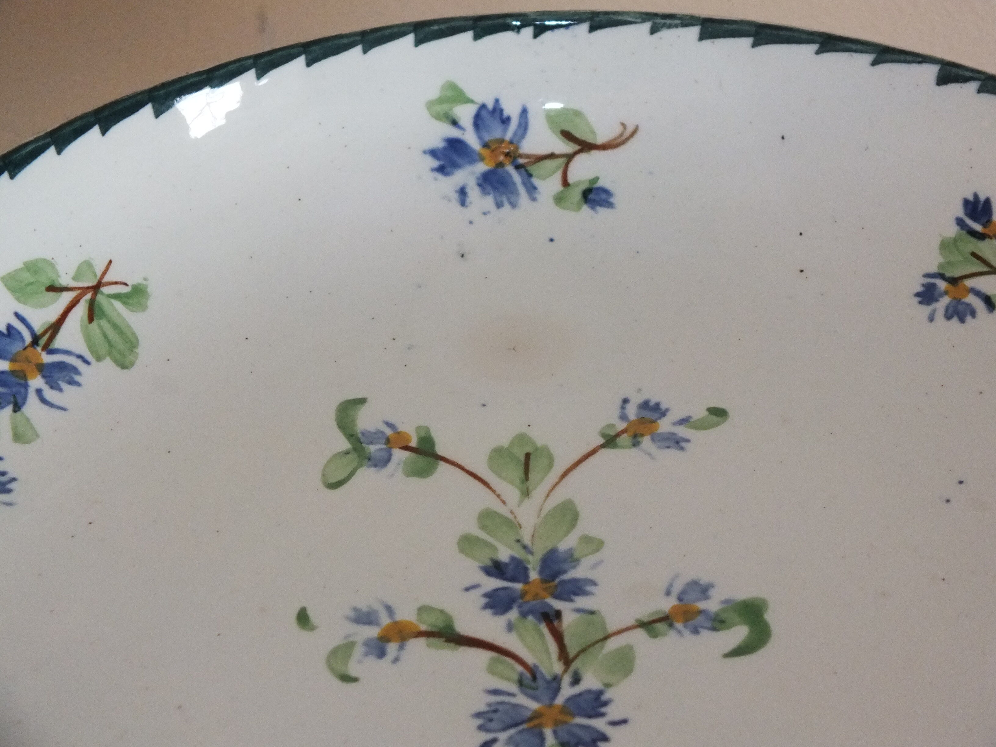 Coupe sur pied - présentoir n°2 en Terre de Fer décor bleuets