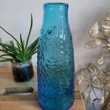 Carafe en verre bleu