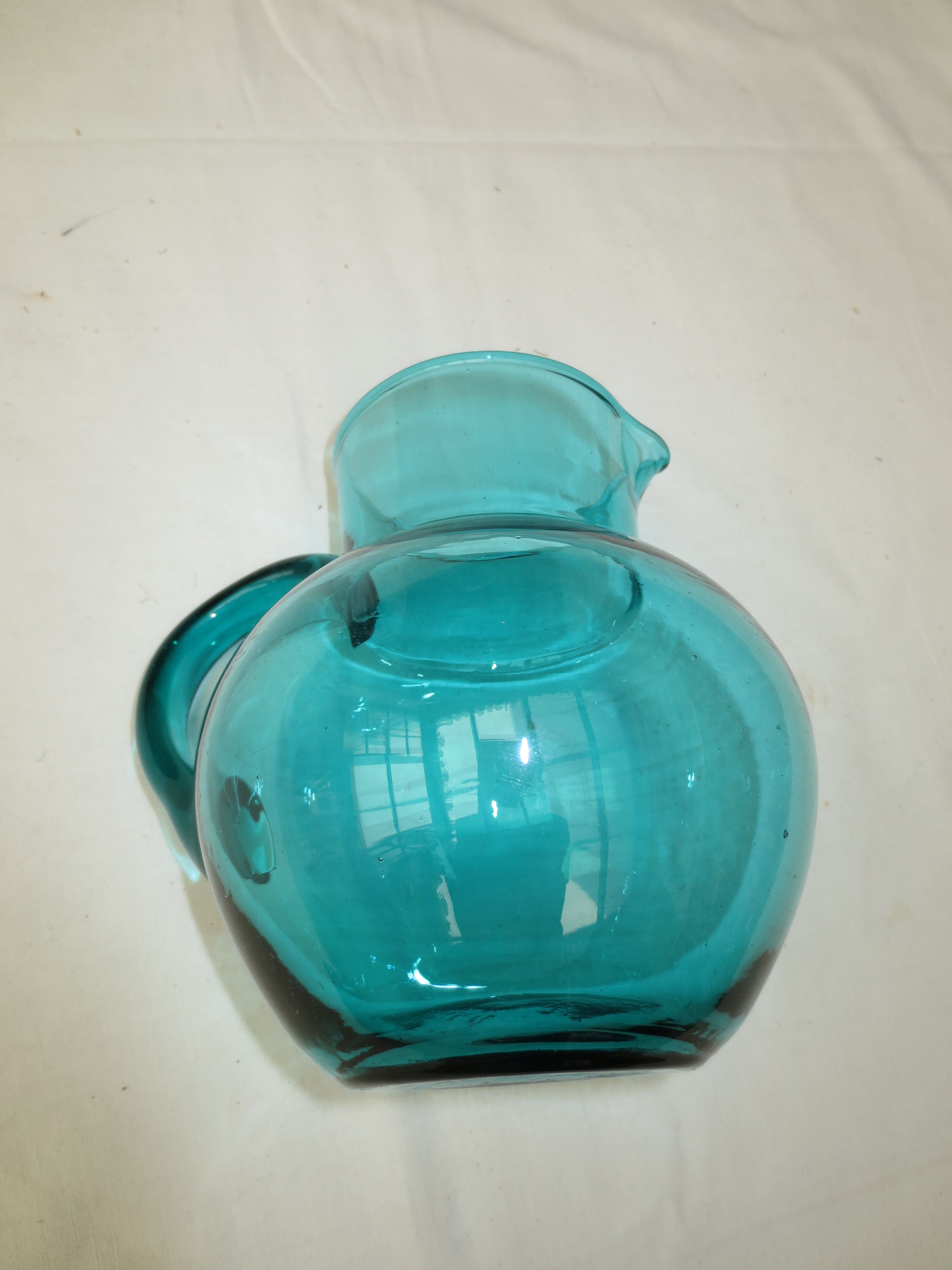 Pichet en verre  bleu turquoise avec anse