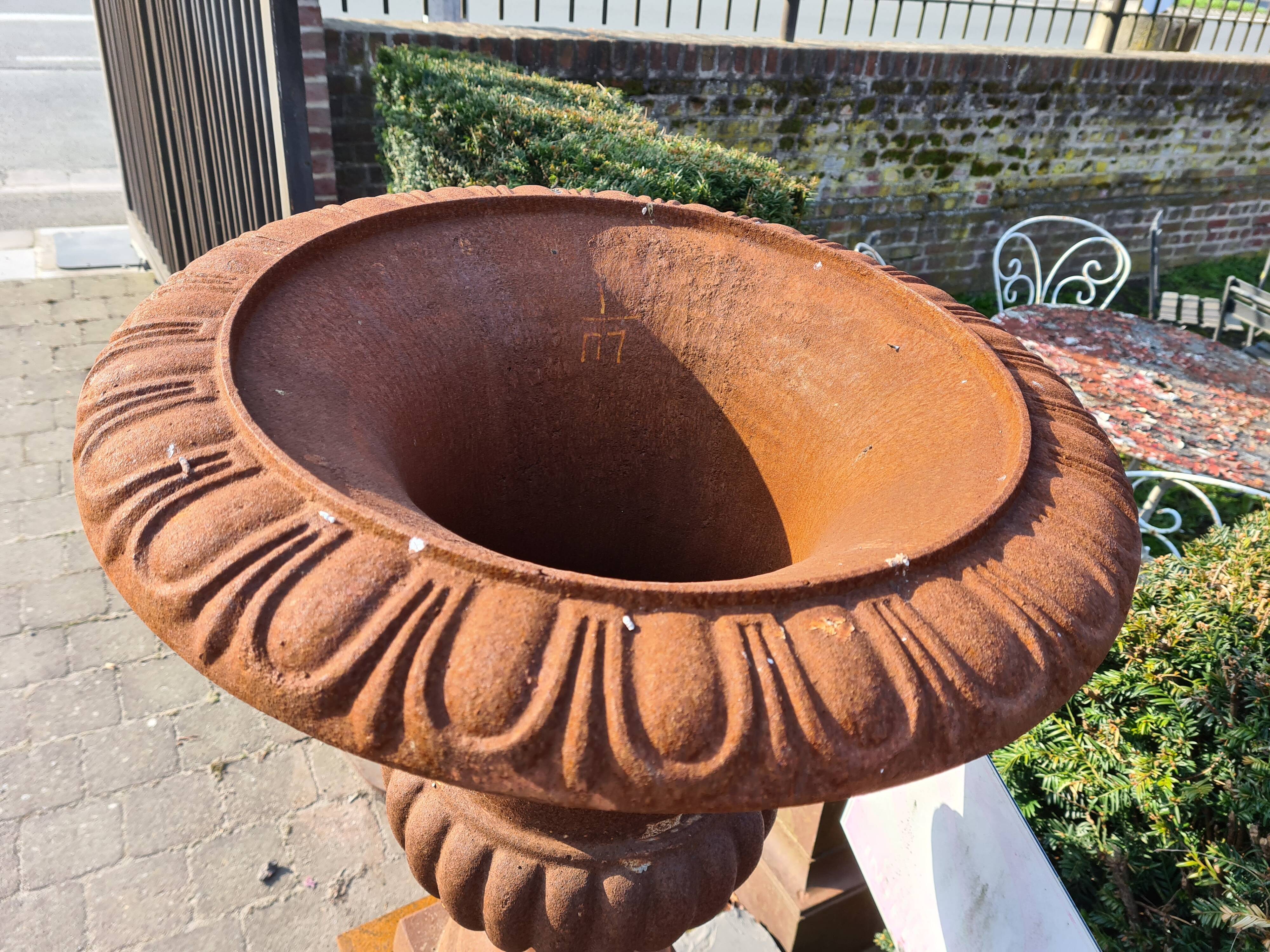 Vase médicis en fonte