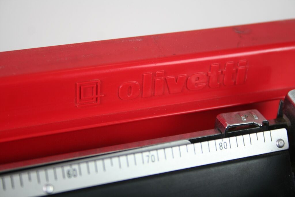 Writing portable Olivetti Valentine Ettore Sottsass 1969 vintage machine
