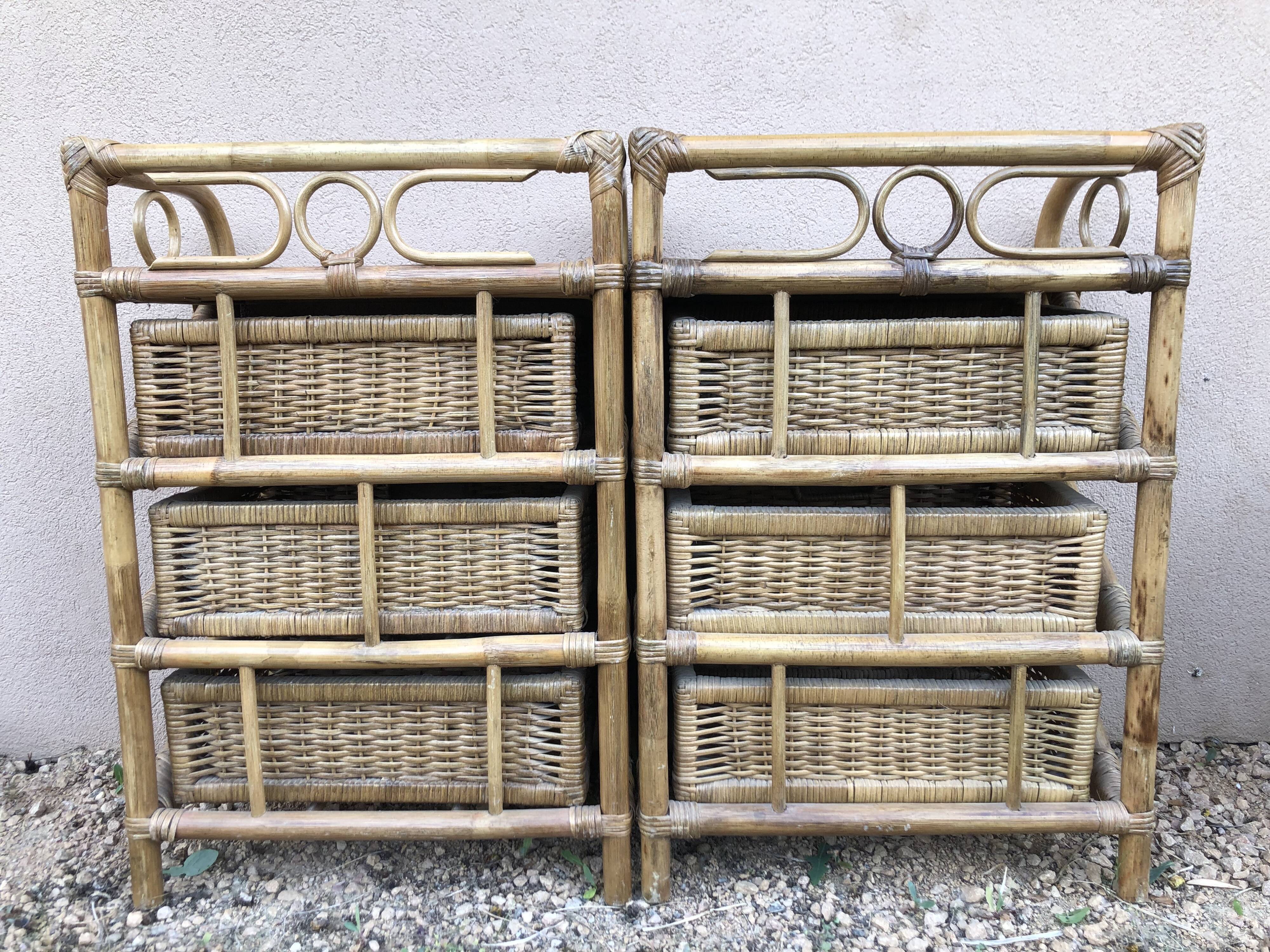 Paire de tables de chevet vintage, à 3 tiroirs, en bambou et rotin