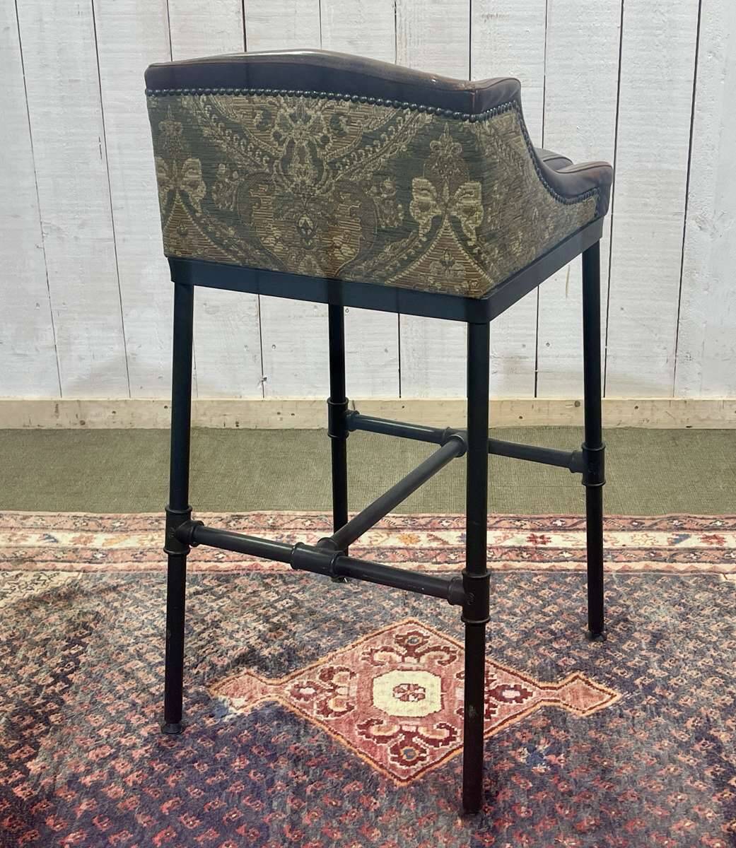 Série de 5 tabourets style industriel en métal et cuir, travail moderne