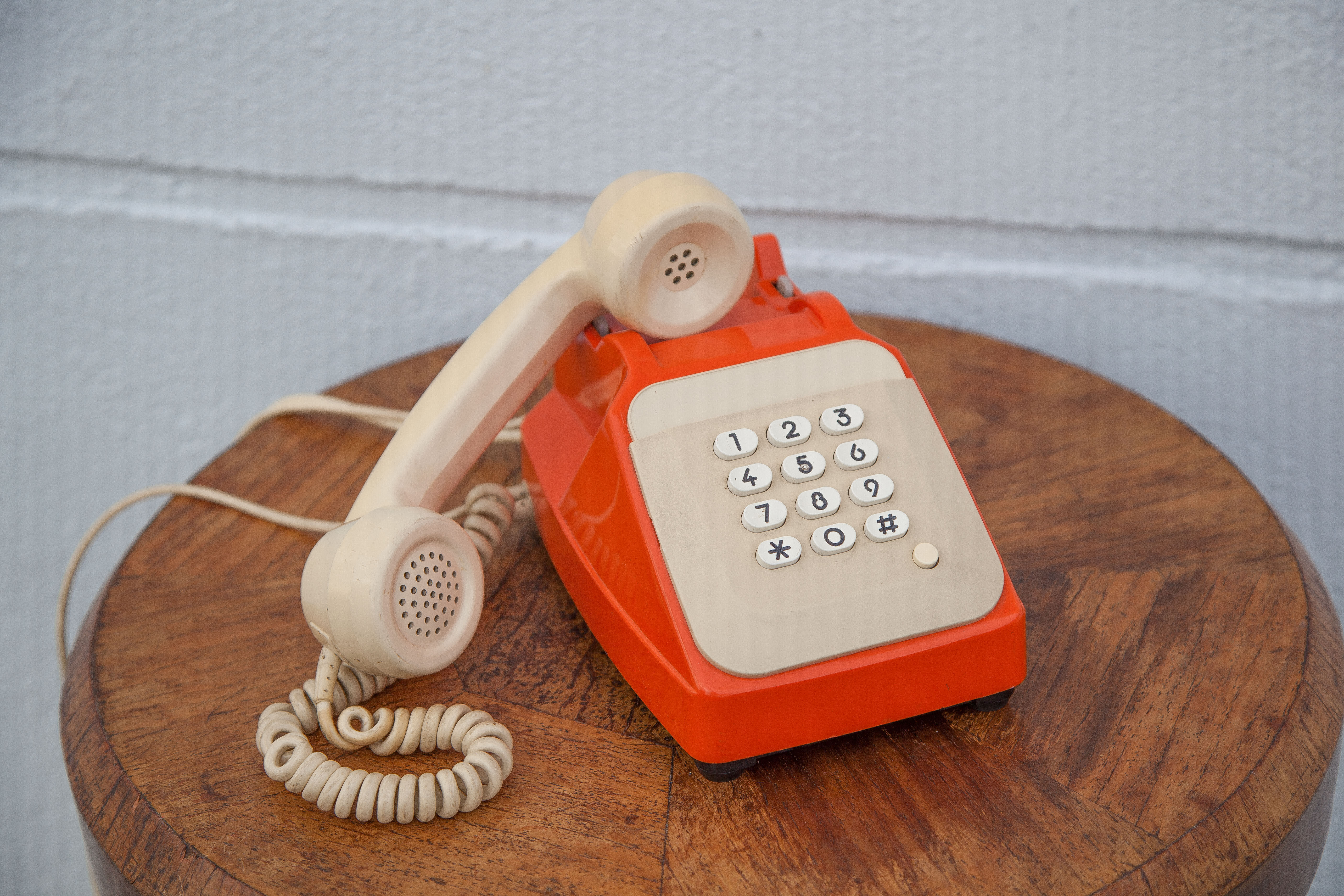 Téléphone orange et beige vintage, téléphone à touches, appareil téléphonique, rétro