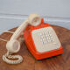 Téléphone orange et beige vintage, téléphone à touches, appareil téléphonique, rétro