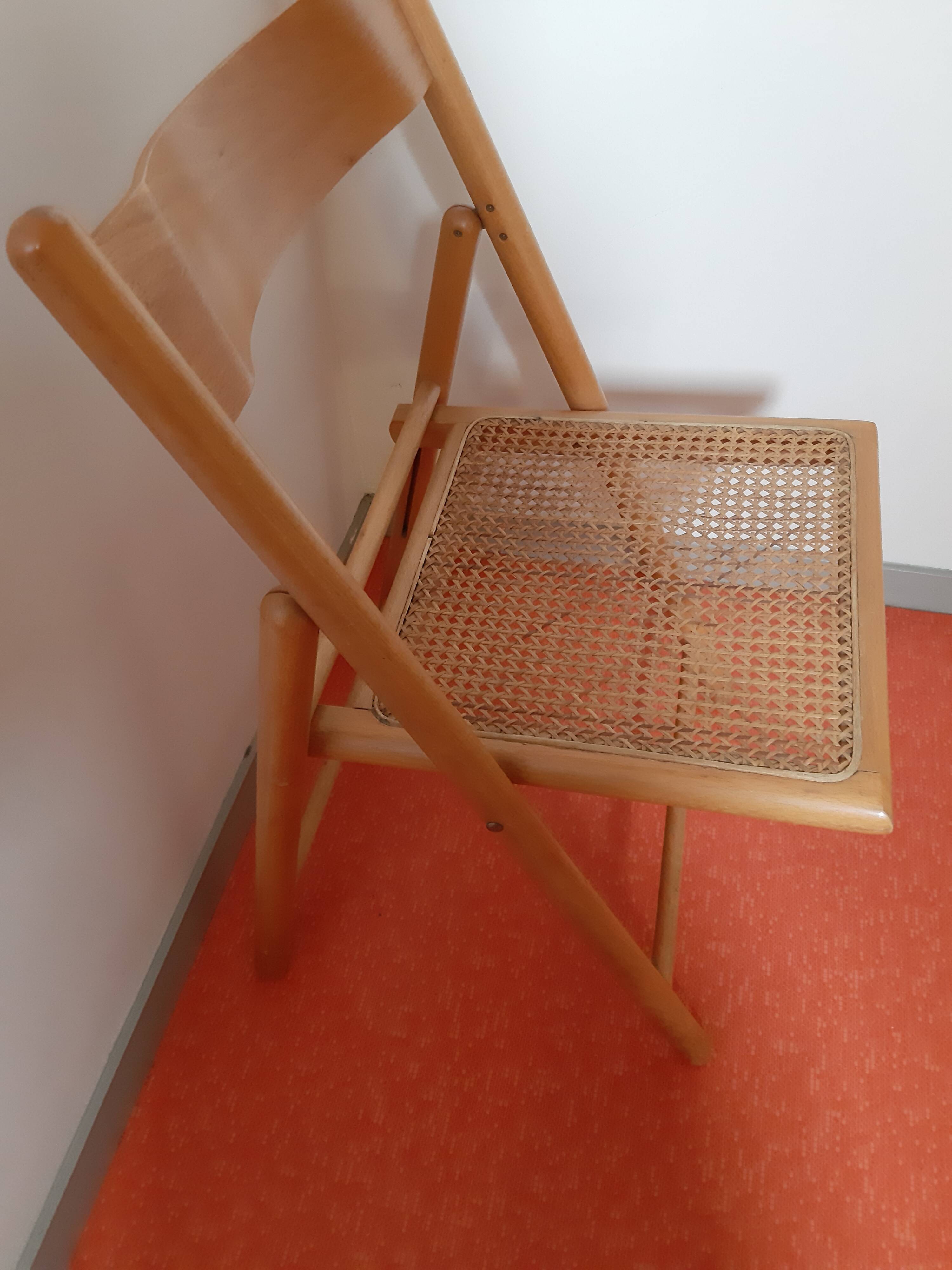 Folding chair in cannage