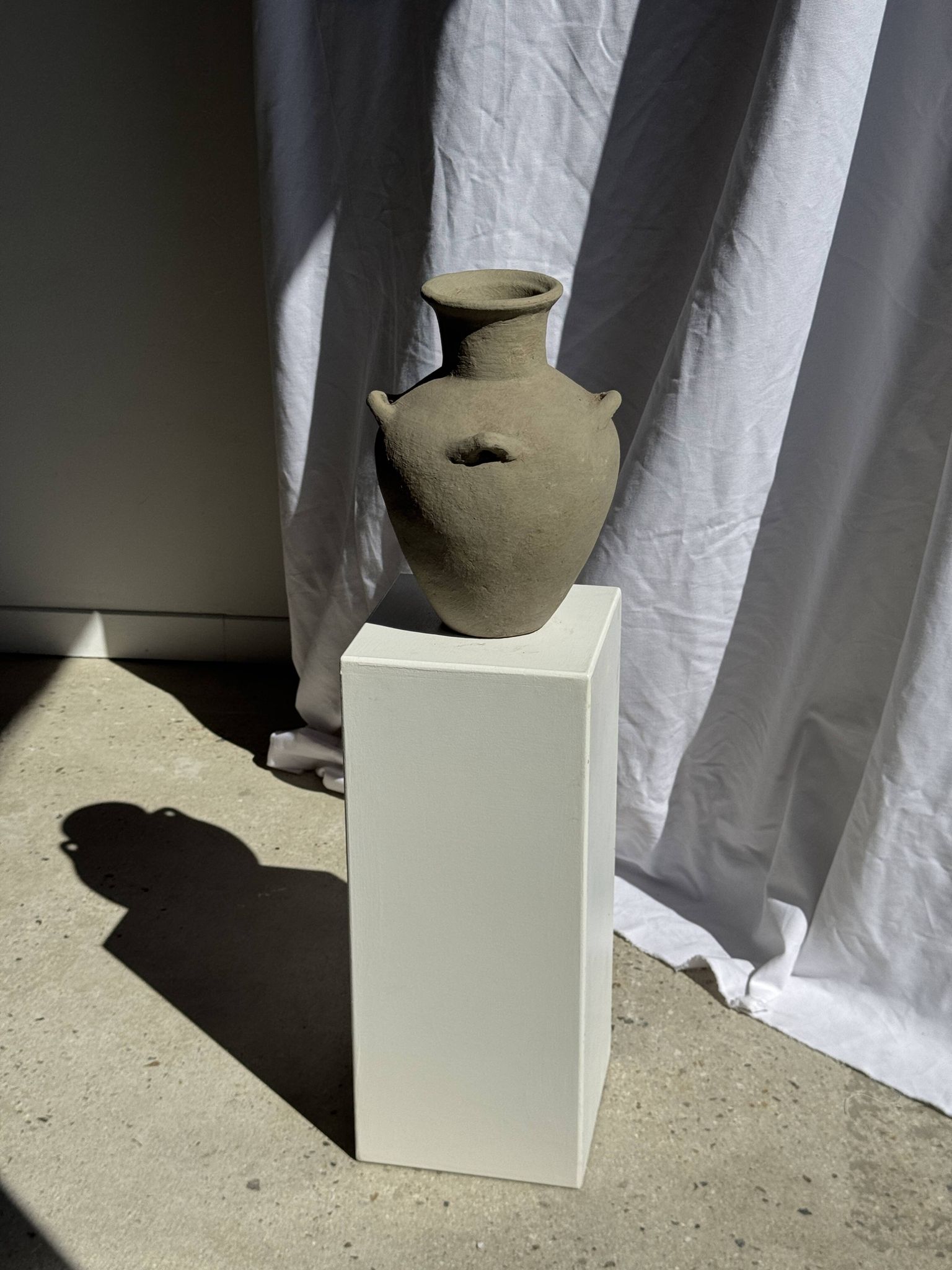 Vase à 4 anses en terre cuite grise, Indonésie