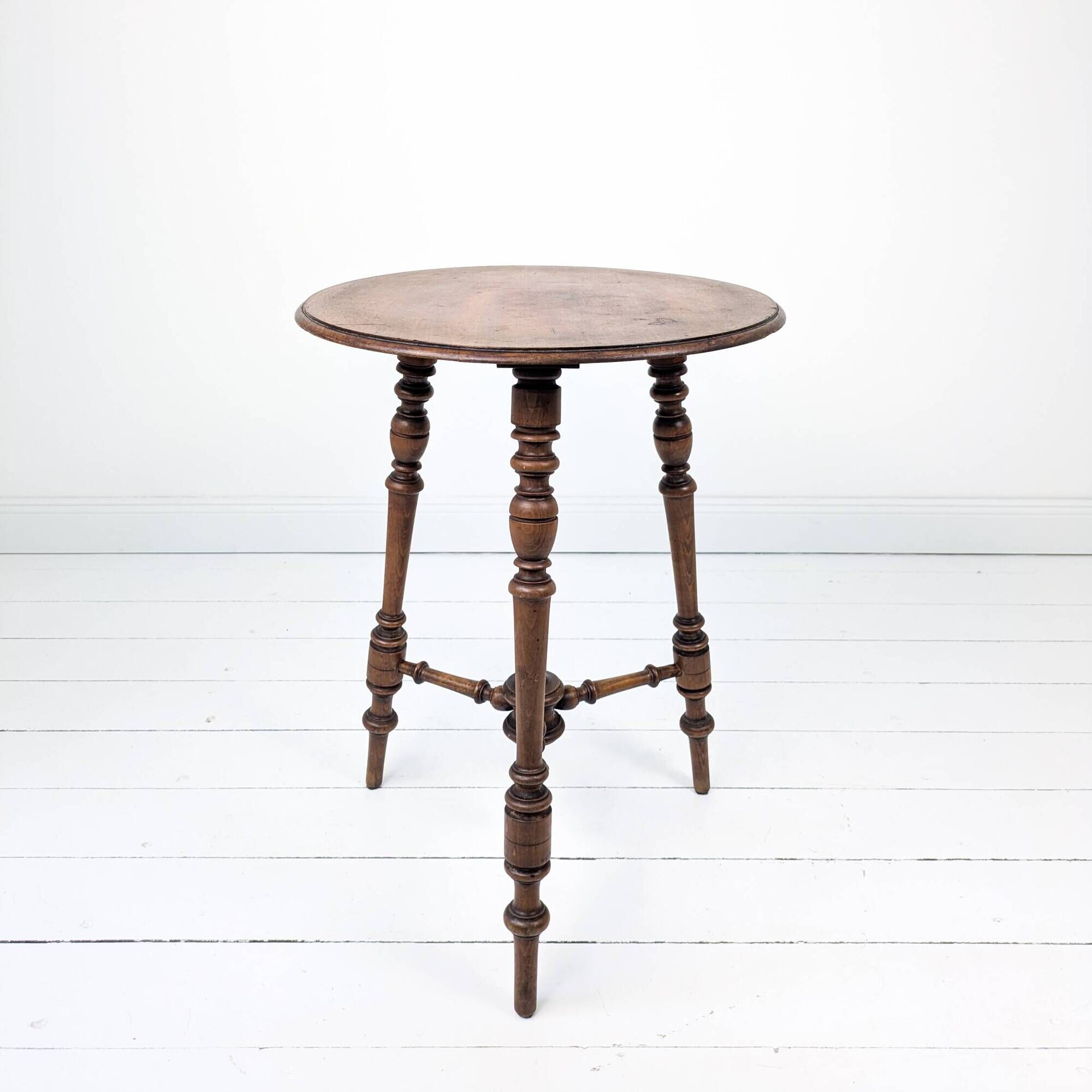 Table d’appoint vintage ronde à trois pieds en bois tourné massif style ant