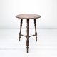Table d’appoint vintage ronde à trois pieds en bois tourné massif style ant