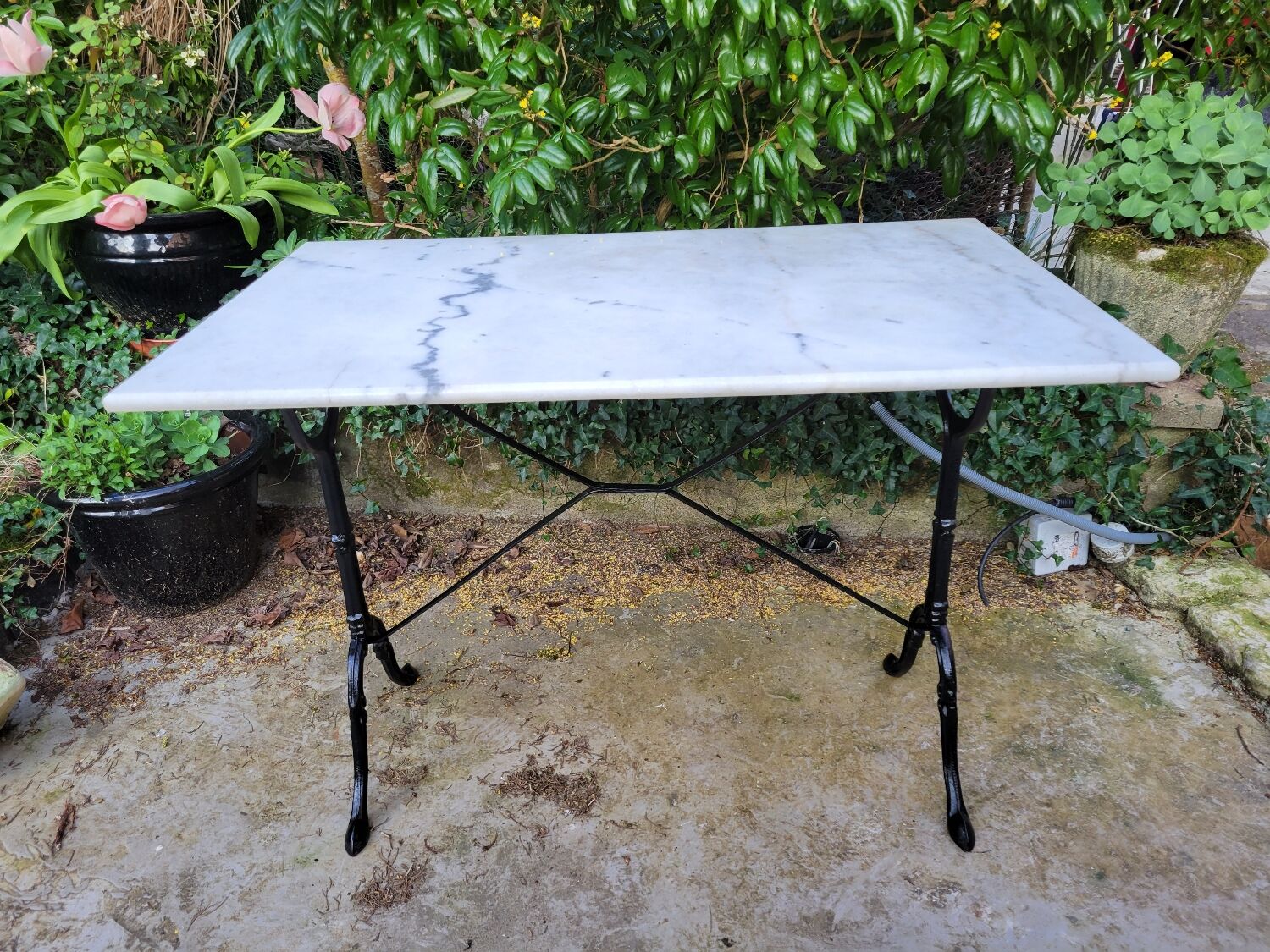 Bistro table in Carrara marble and cast iron circa 1900