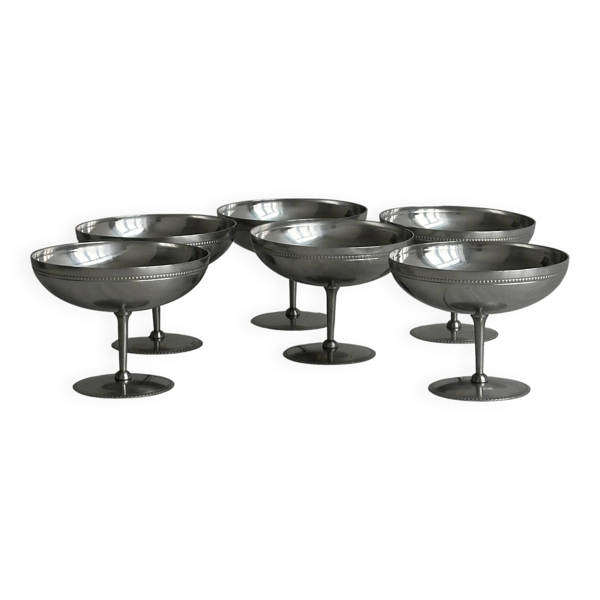 Set of 6 metal footed bowls in shiny finish.