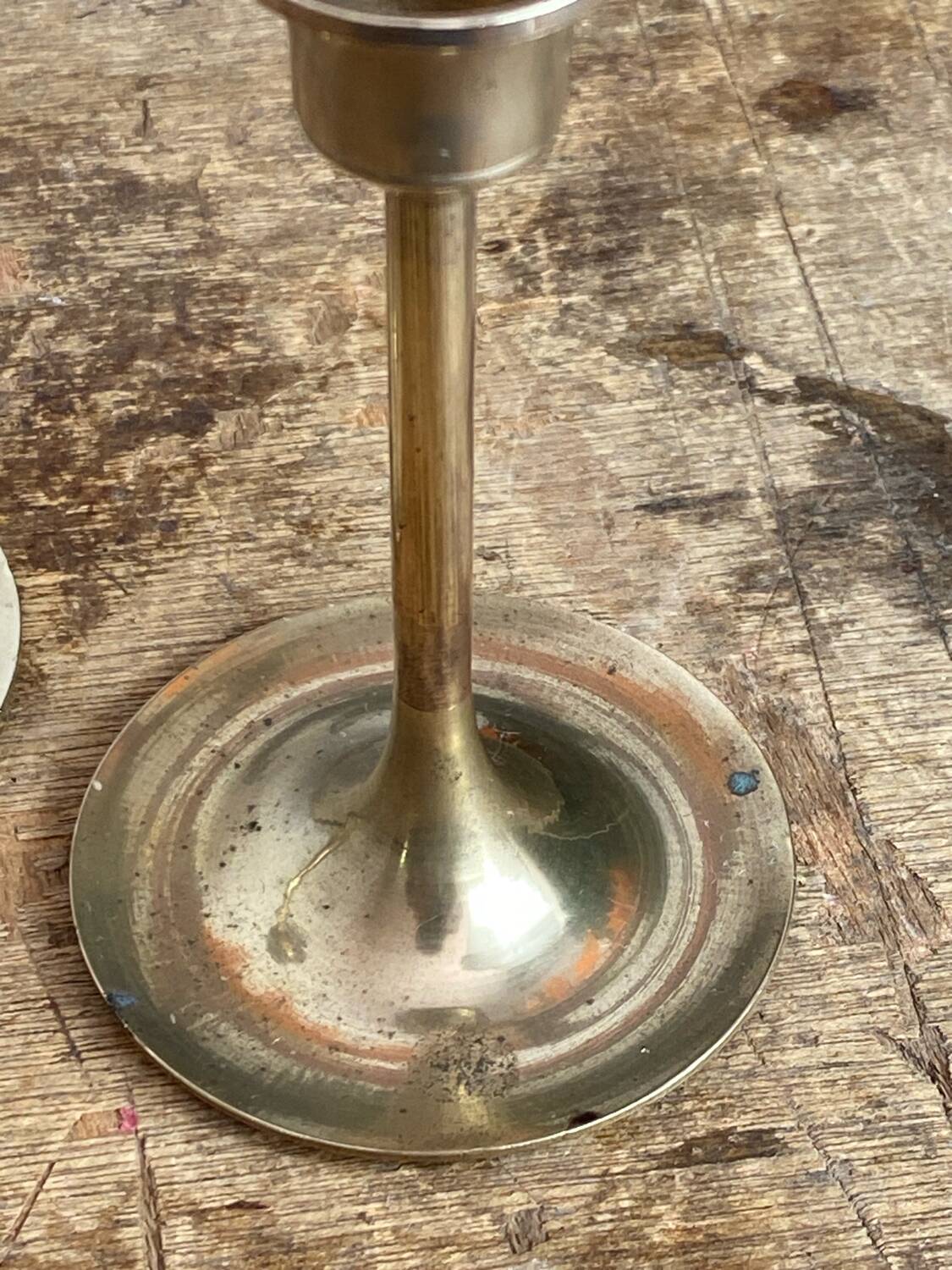 Pair of candlesticks, minimalist design in brass