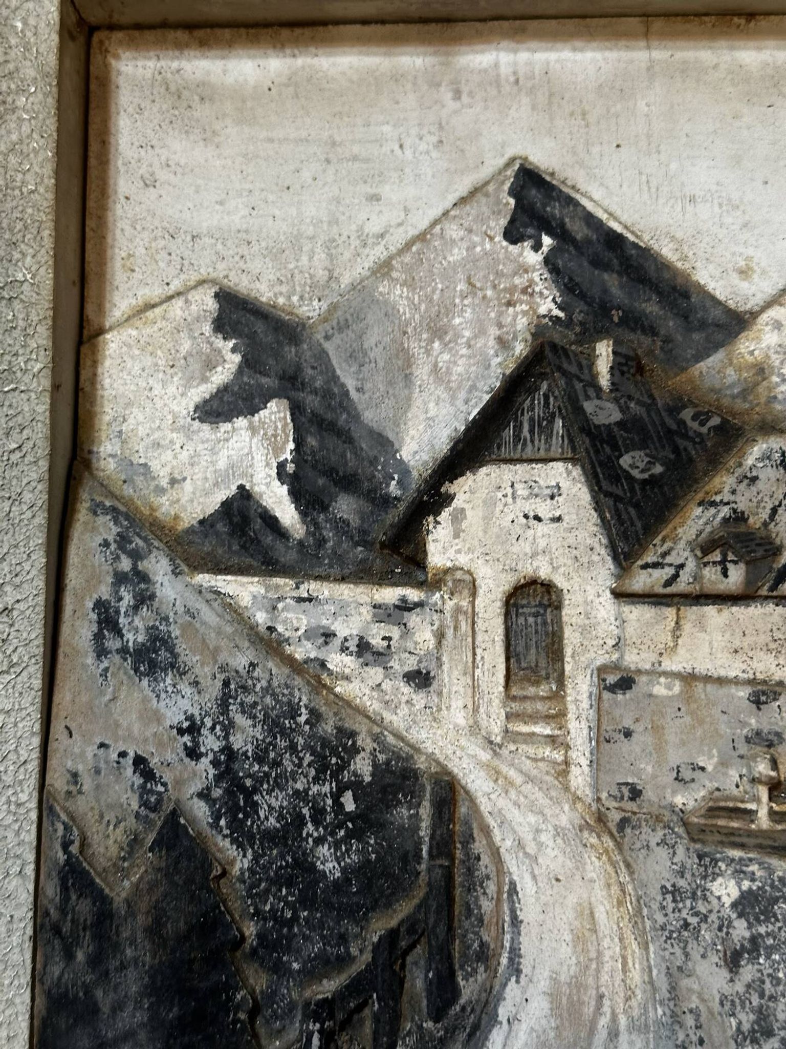 Tableau alpin en bois sculpté et peint