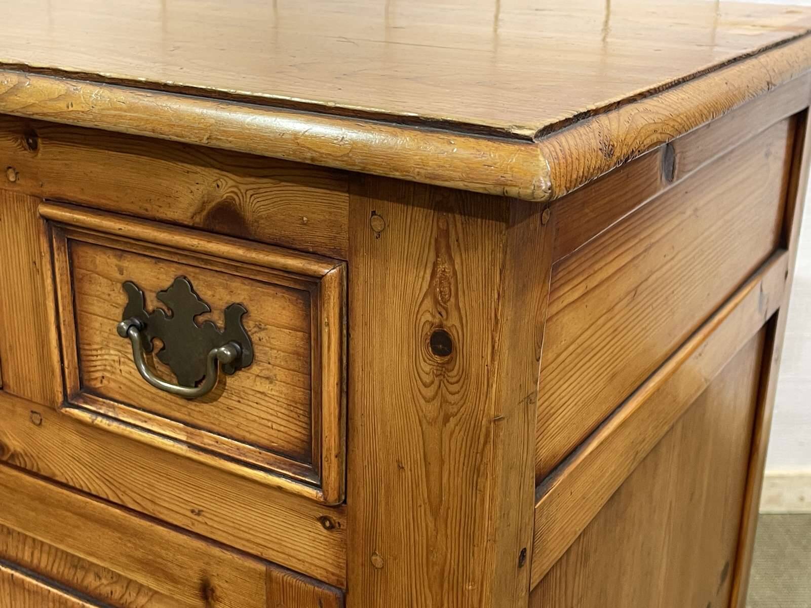 Buffet anglais en sapin des années 1950