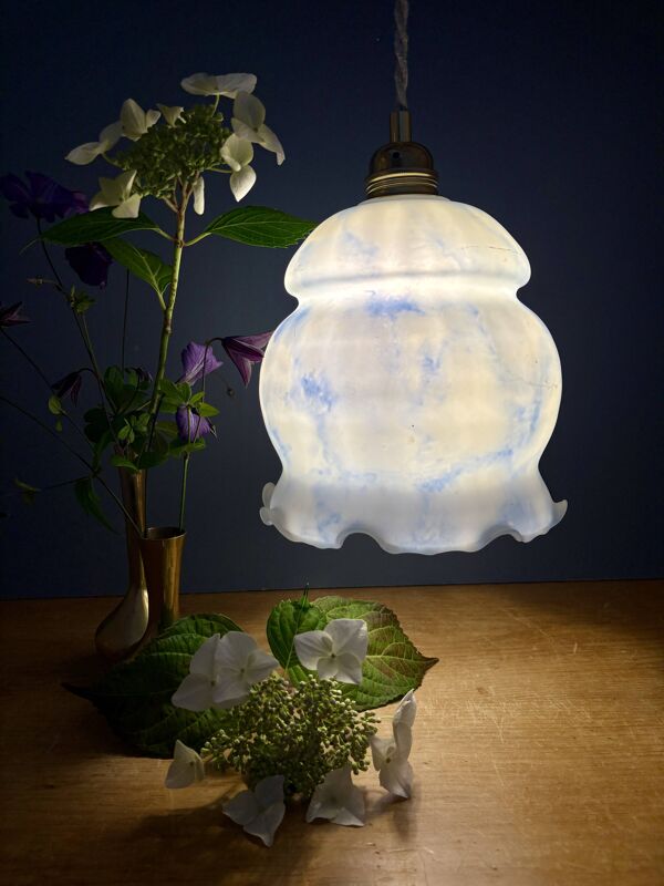 Suspension globe vintage en opaline blanche et bleue