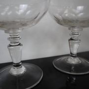 2 coupes à champagne anciennes en verre soufflé facetté
