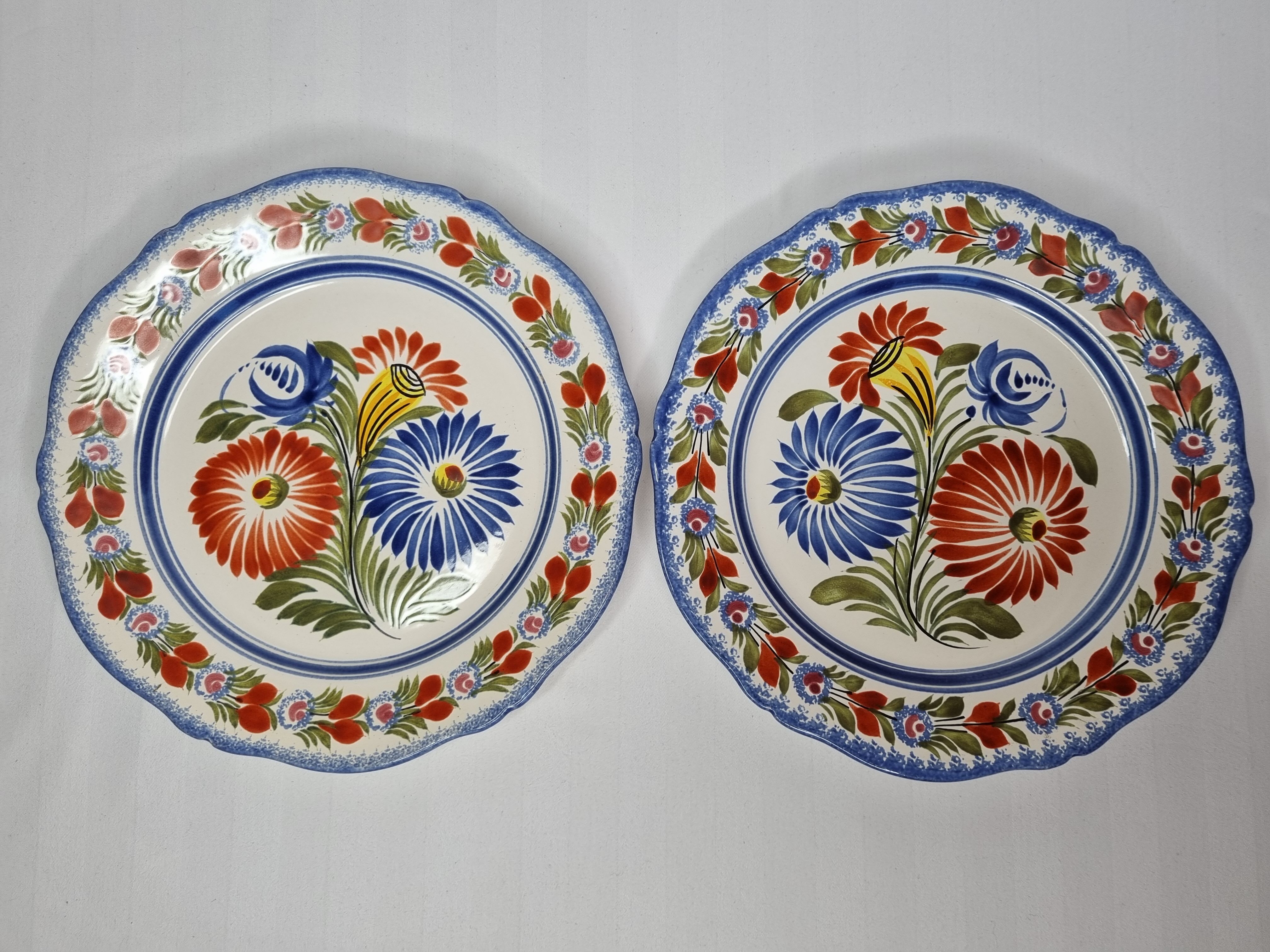 Pair of Henriot Quimper plates decorated with flower, 24 cm