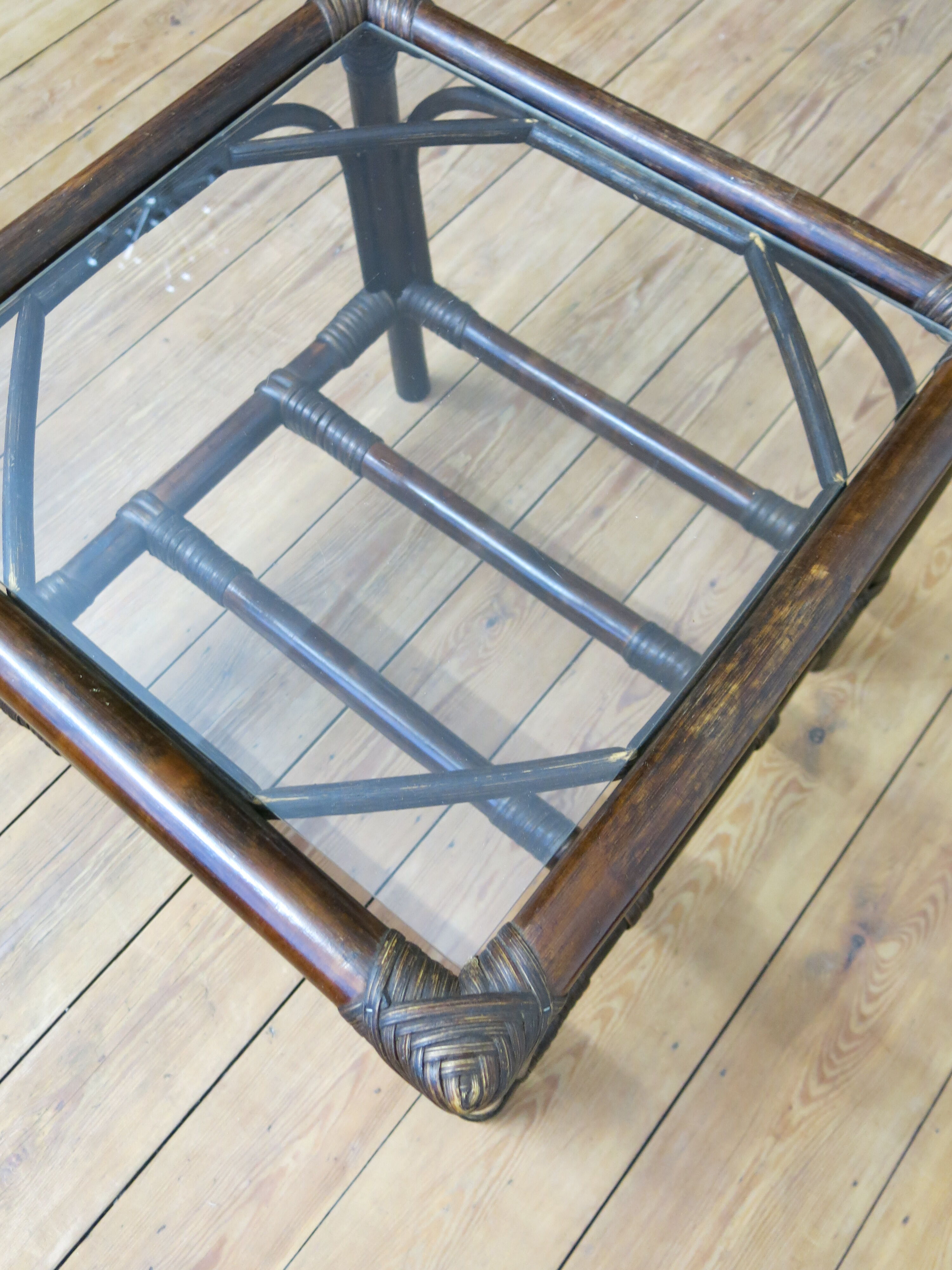 Table d'appoint en rotin avec sa plaque en verre
