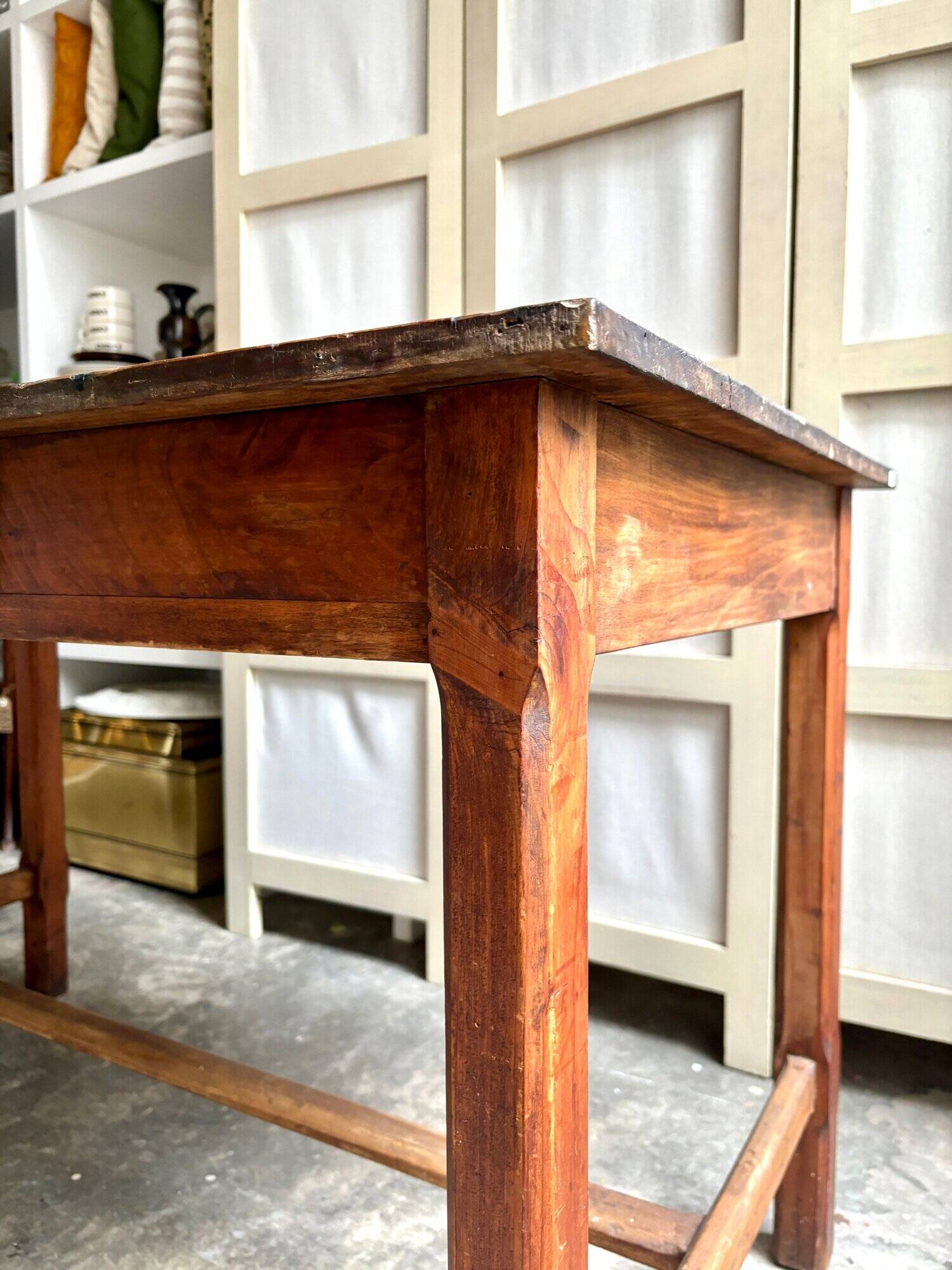 Table de ferme en bois foncé 1 tiroir