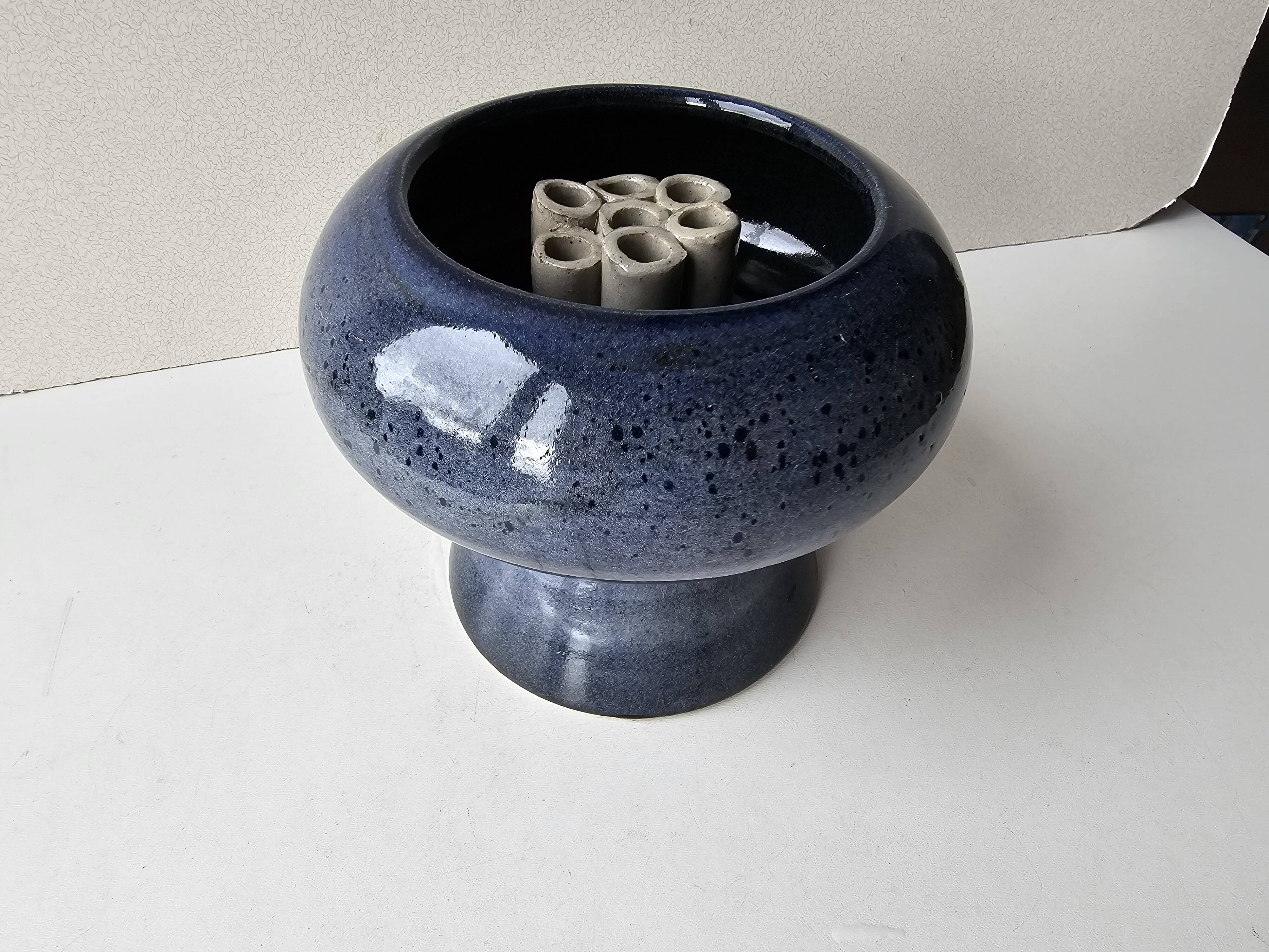 Magnificent blue ceramic flowerpot vase signed (pictogram with identification)