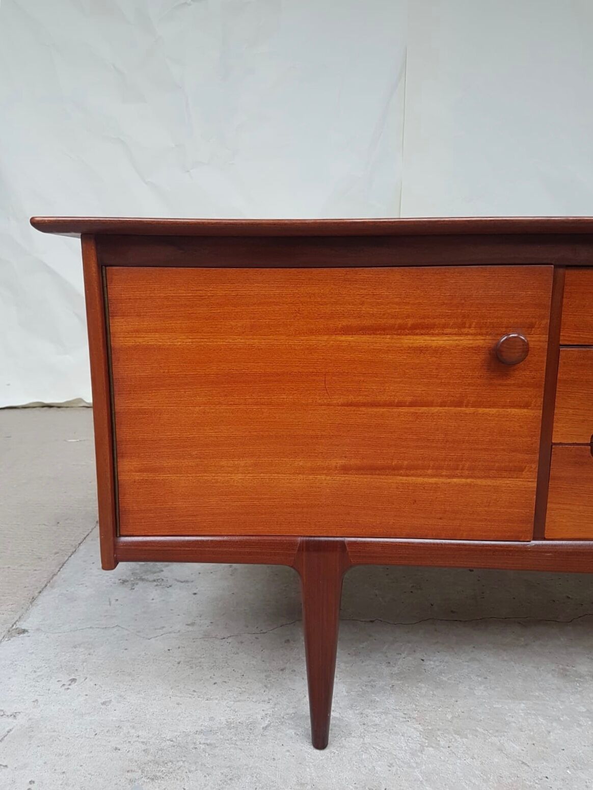 Enfilade par A. Younger en teck