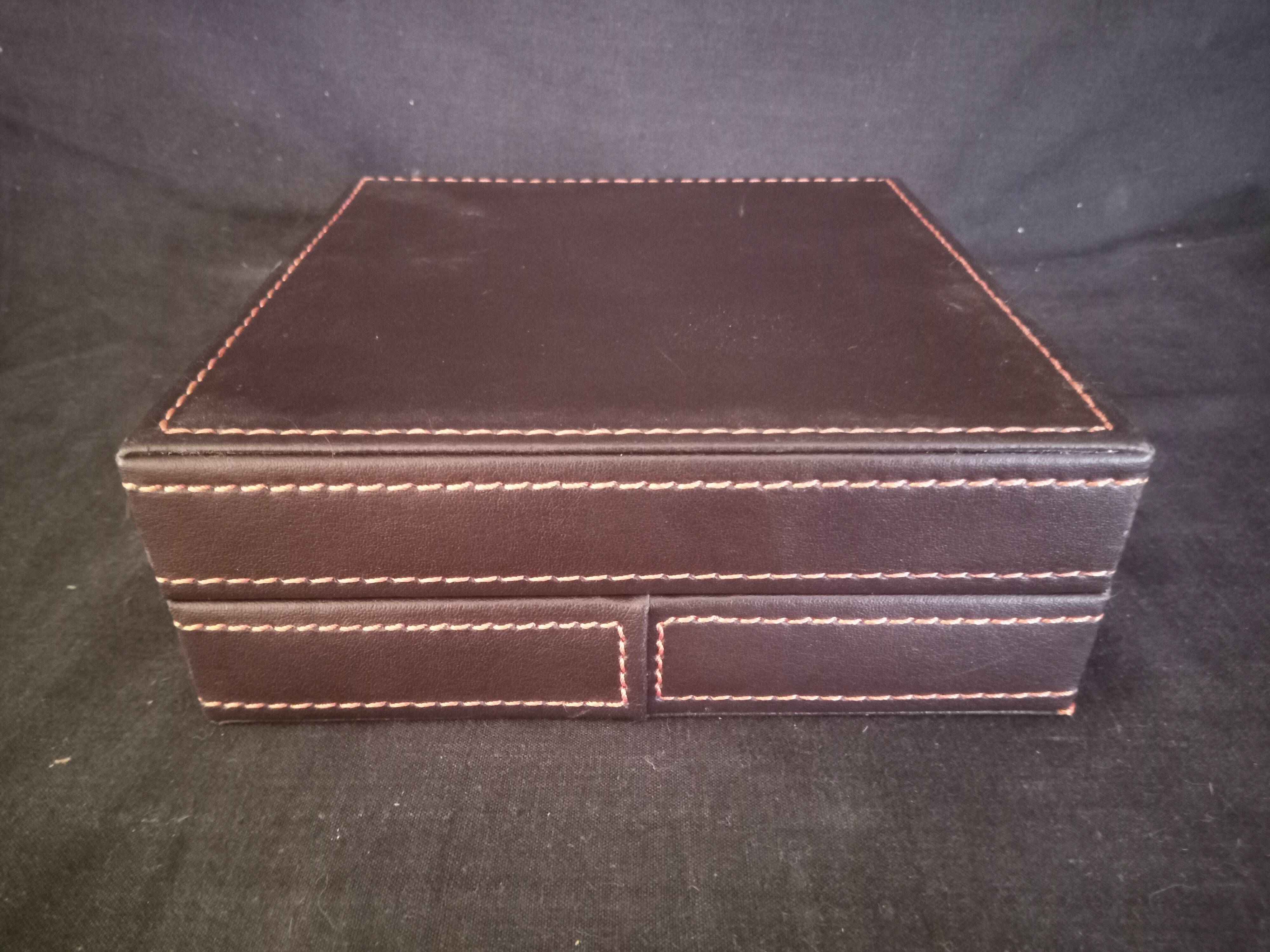 Art Deco crystal ashtray, in its presentation box, in new condition.