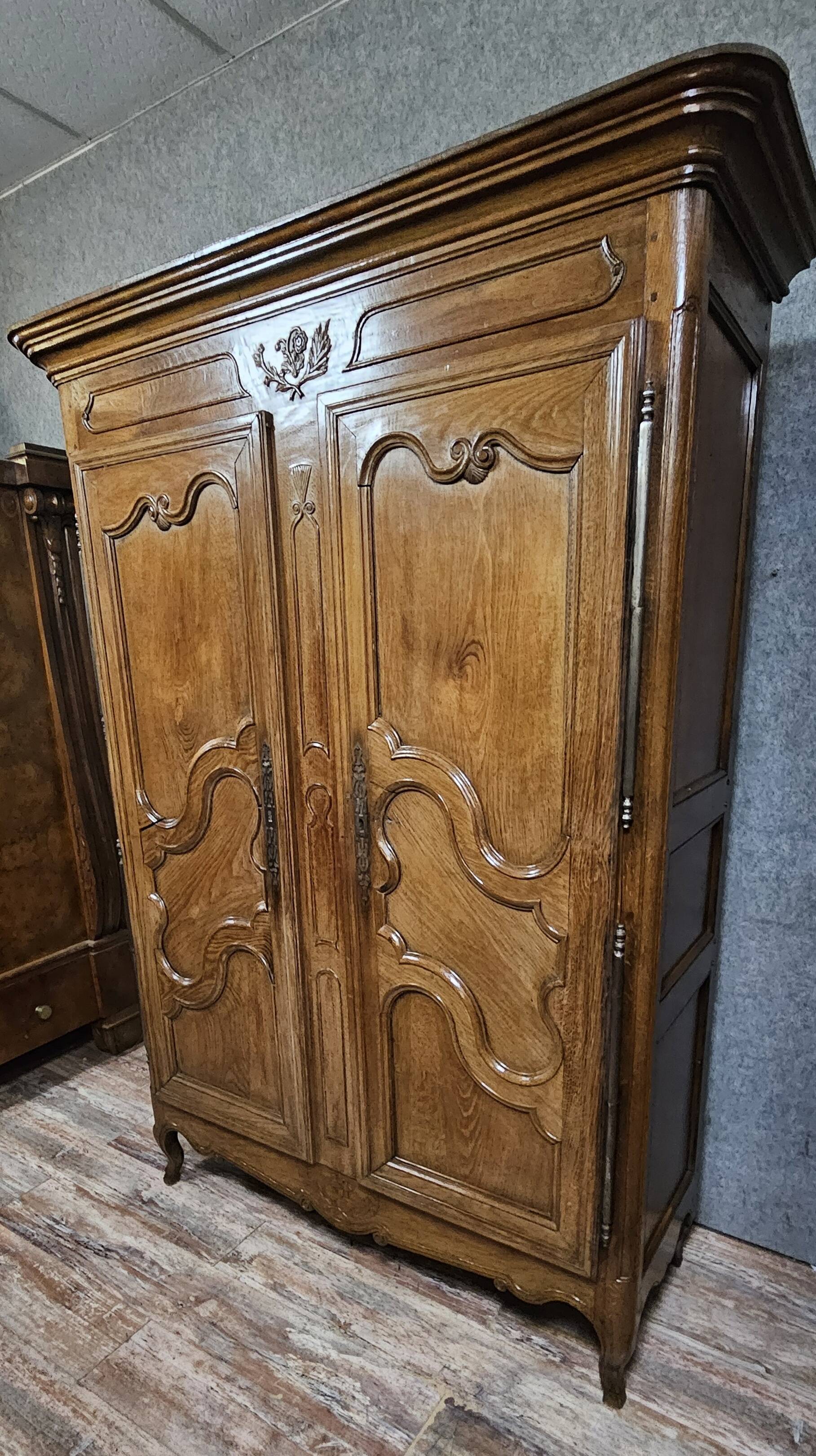 Antique Louis XV wardrobe in solid wood (oak and walnut)