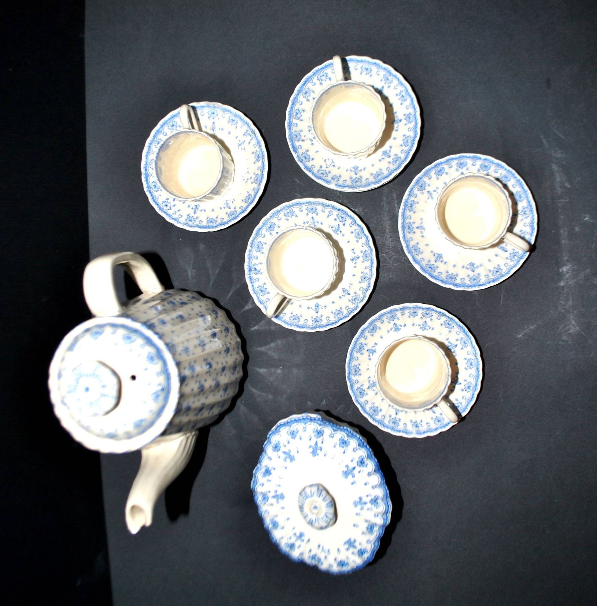 Service à café Copeland en faïence anglaise fleur de lys, XIXème s.