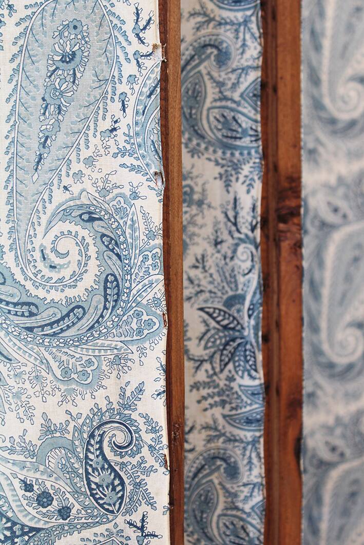 Wood and cashmere fabric screen