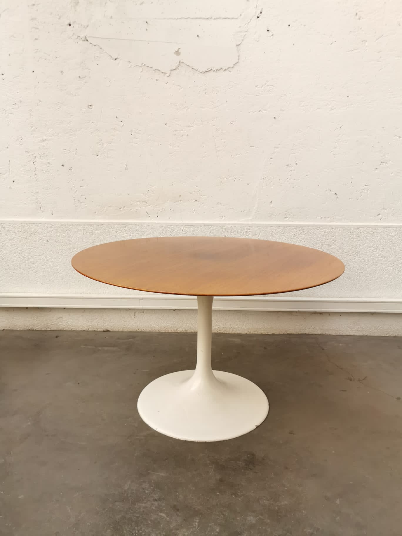 Round table tulip foot