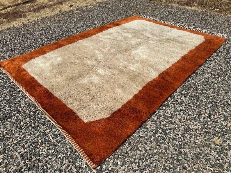 Terracotta and beige Moroccan Mrirt rug 340x230 cm – framed pattern