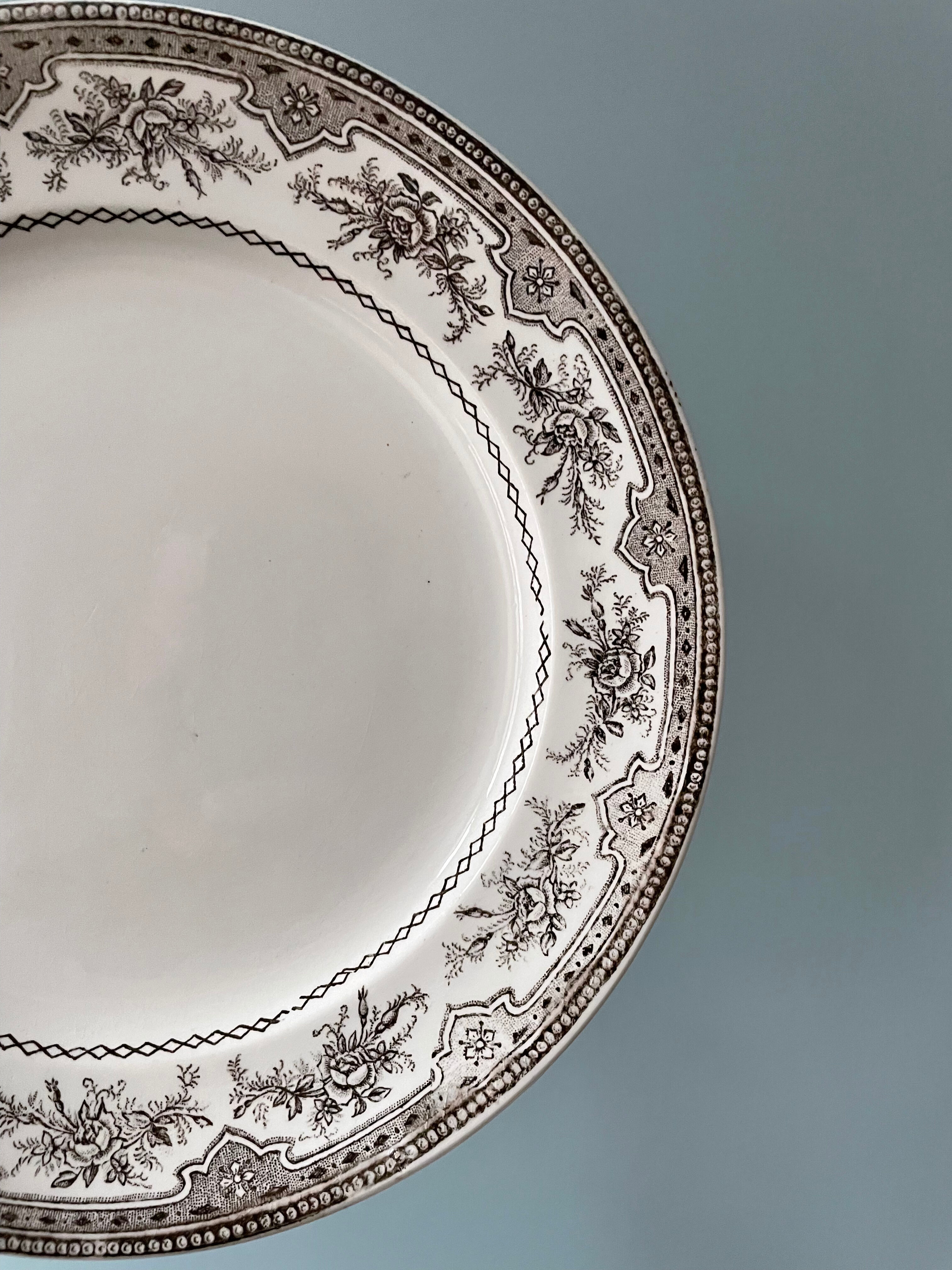 Set of 10 flat plates Terre de Fer Faïence d'Onnaing, model Roses-Mousses
