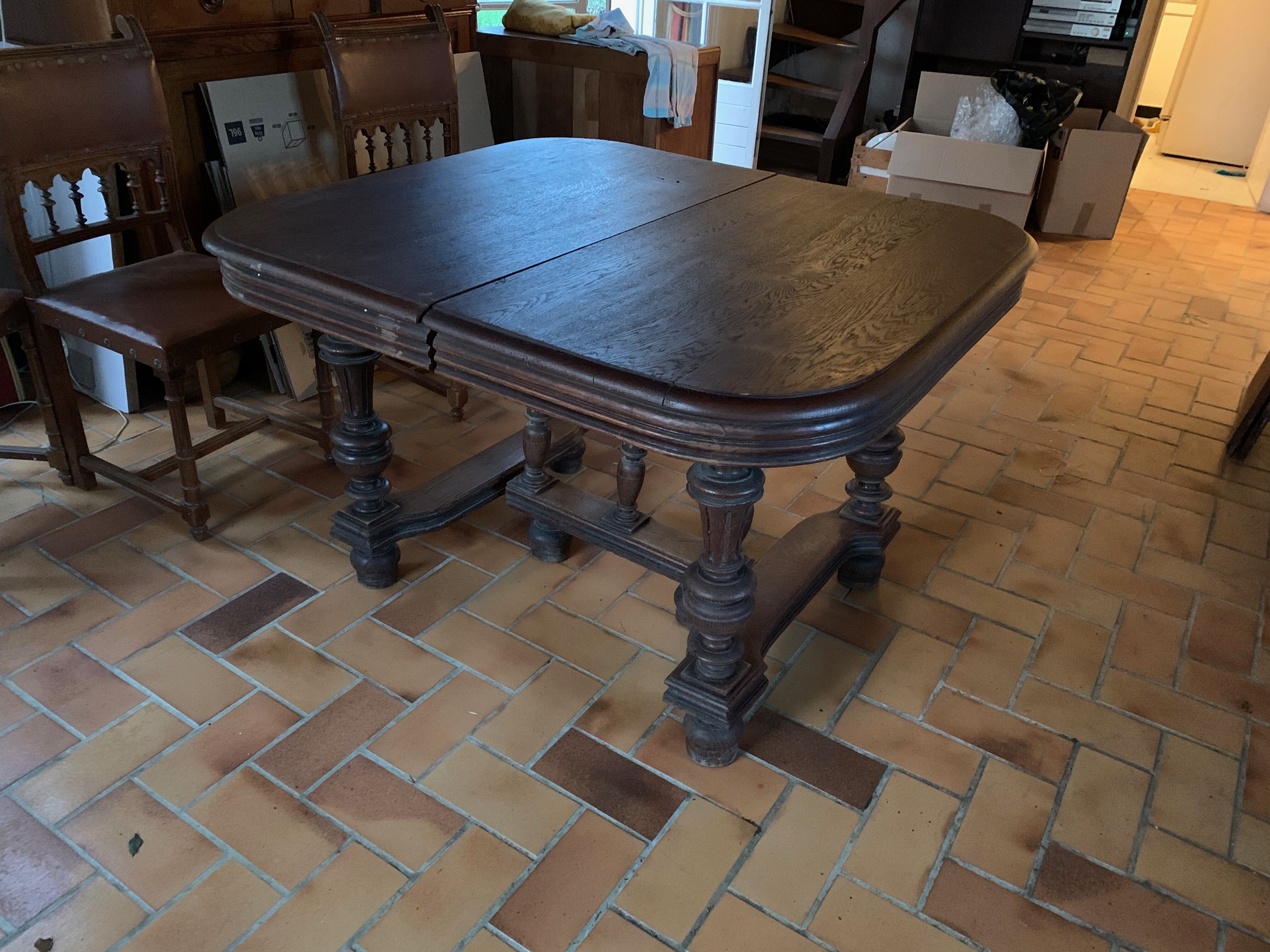 Table ancienne carrée extensible pieds sculptés à relooker / peindre