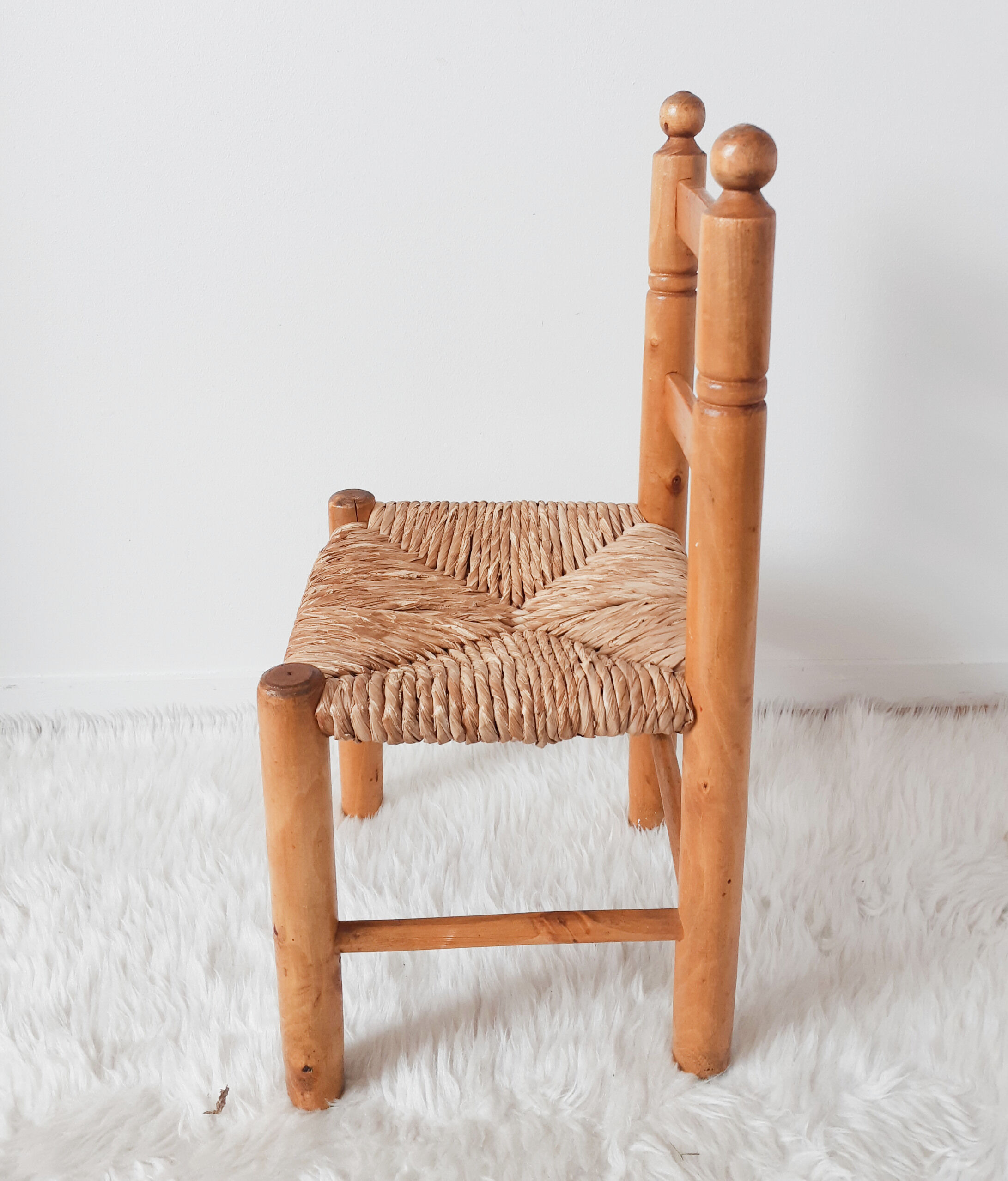 Vintage children's chair in wood and straw